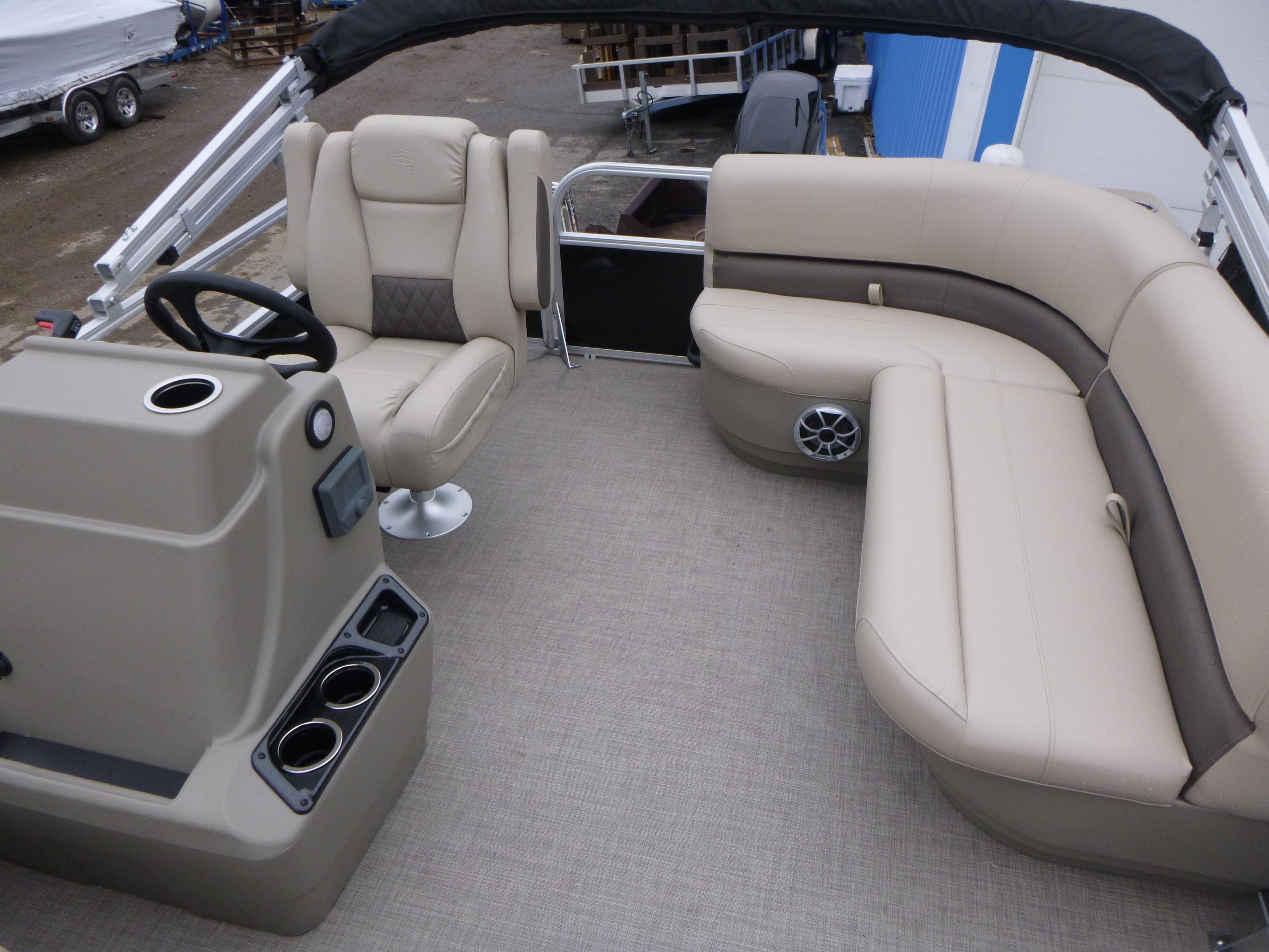 2025 Sun Tracker Party Barge 16 DLX Gallery