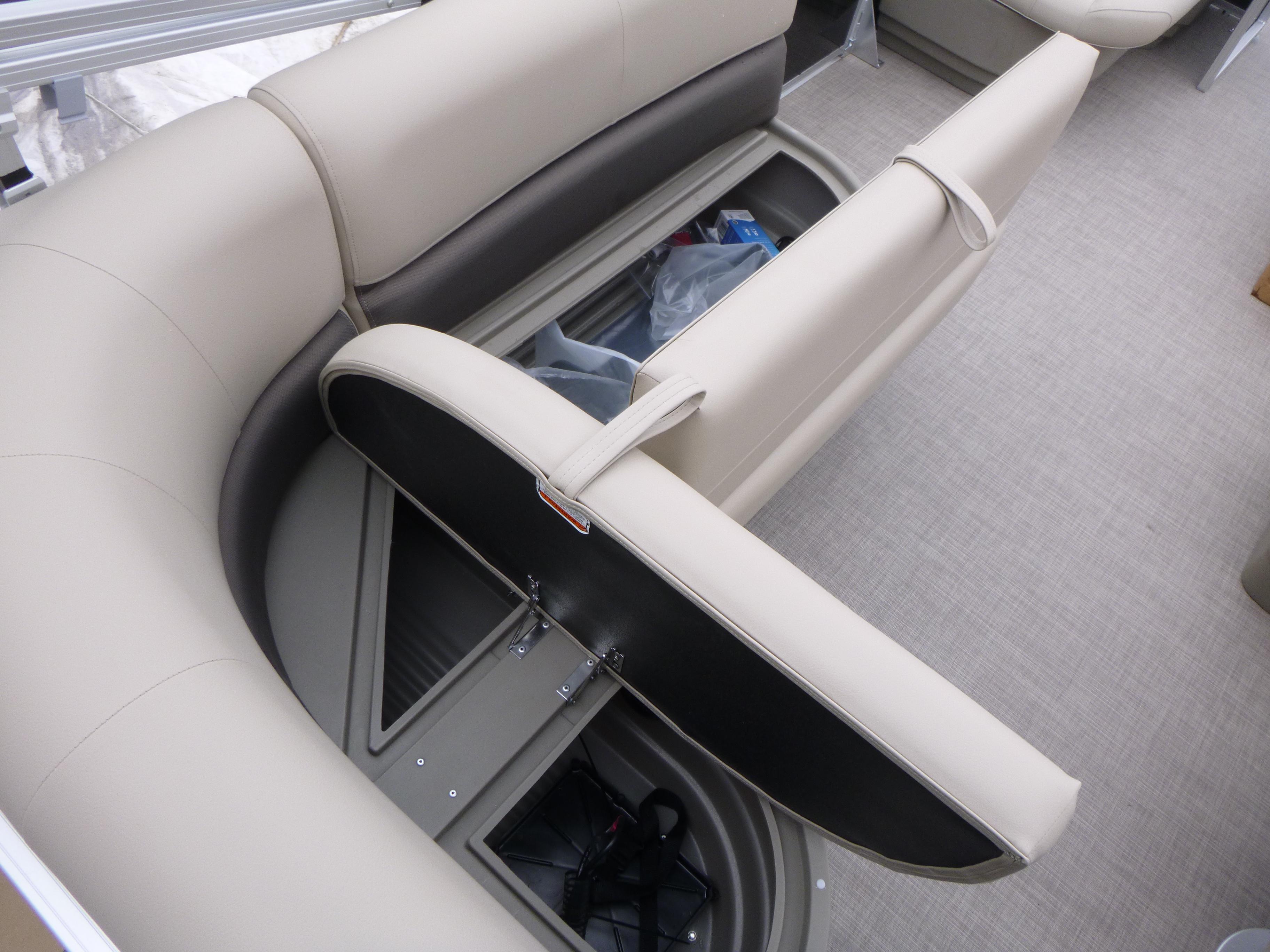 2025 Sun Tracker Party Barge 16 DLX Gallery