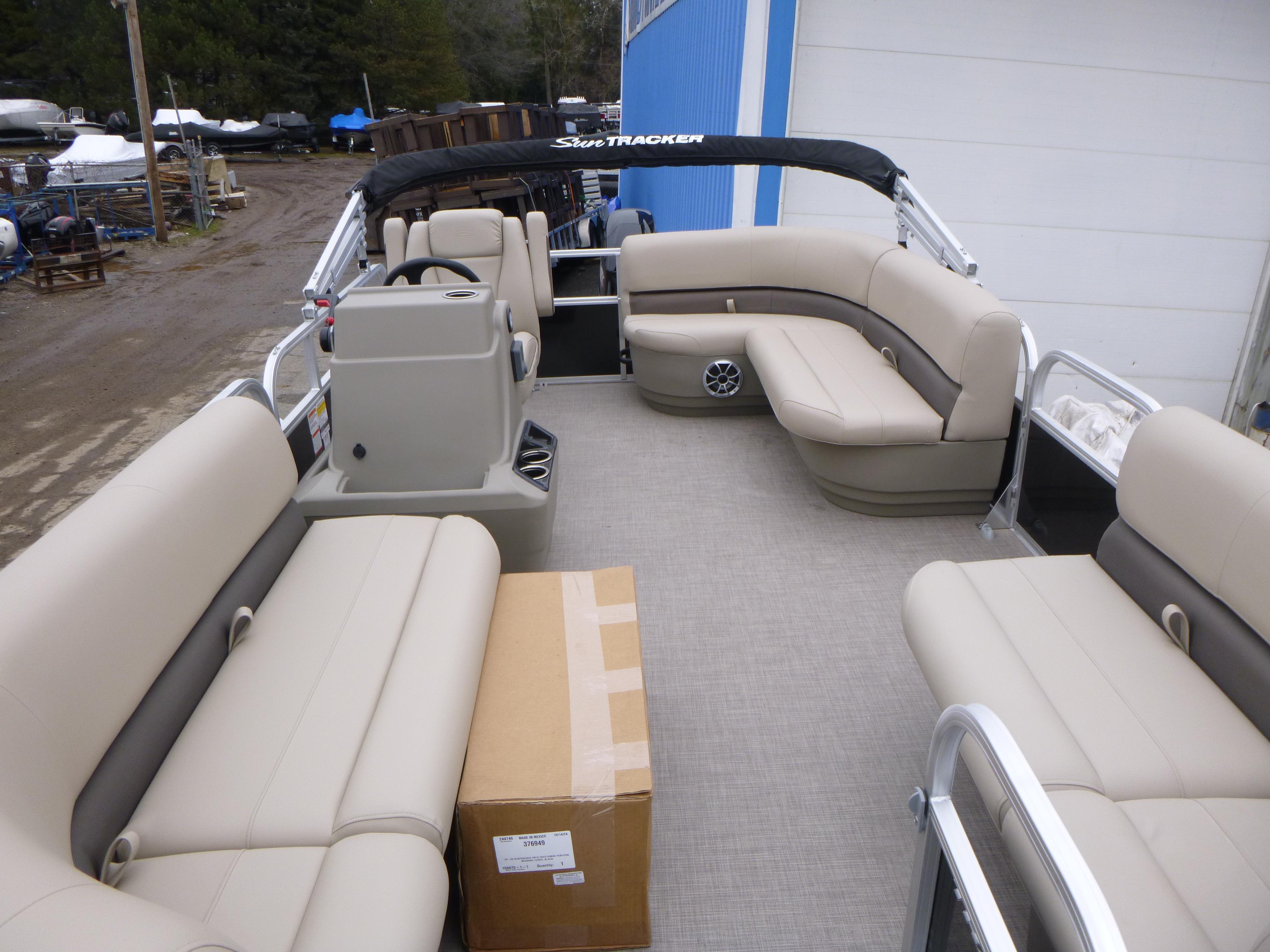 2025 Sun Tracker Party Barge 16 DLX Gallery