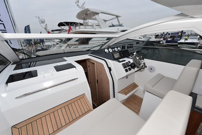 Sealine S330 style=