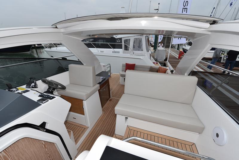 Sealine S330 style=