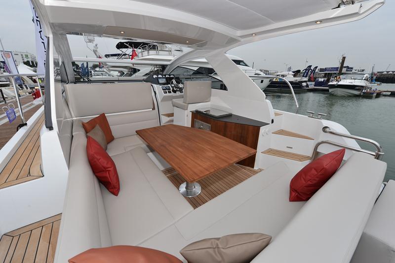 Sealine S330 style=