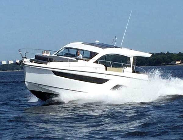 2019 Sealine C390