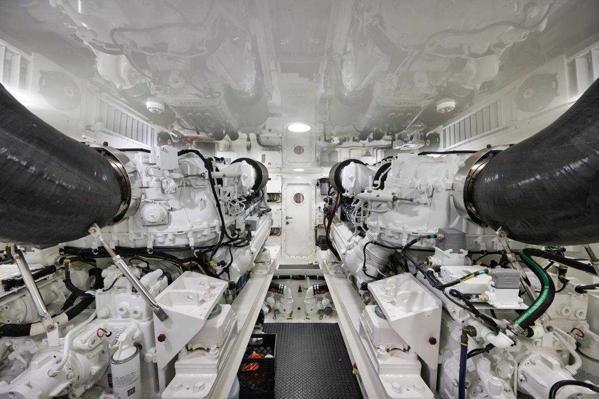 Viking 66 SEA WOLF - Engine Room