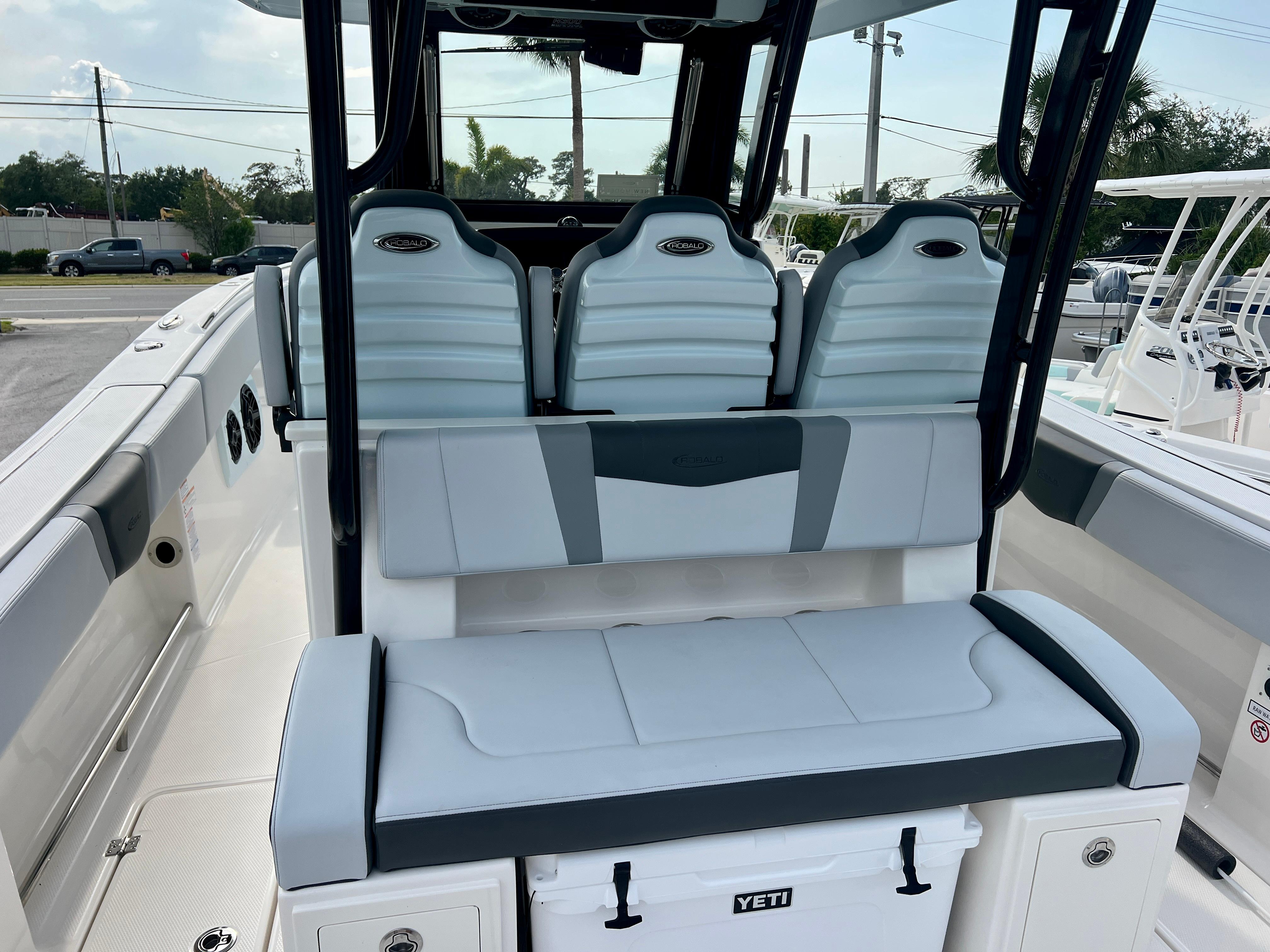 2025-robalo-r300-power-9789460-20250510065216482-1_XLARGE