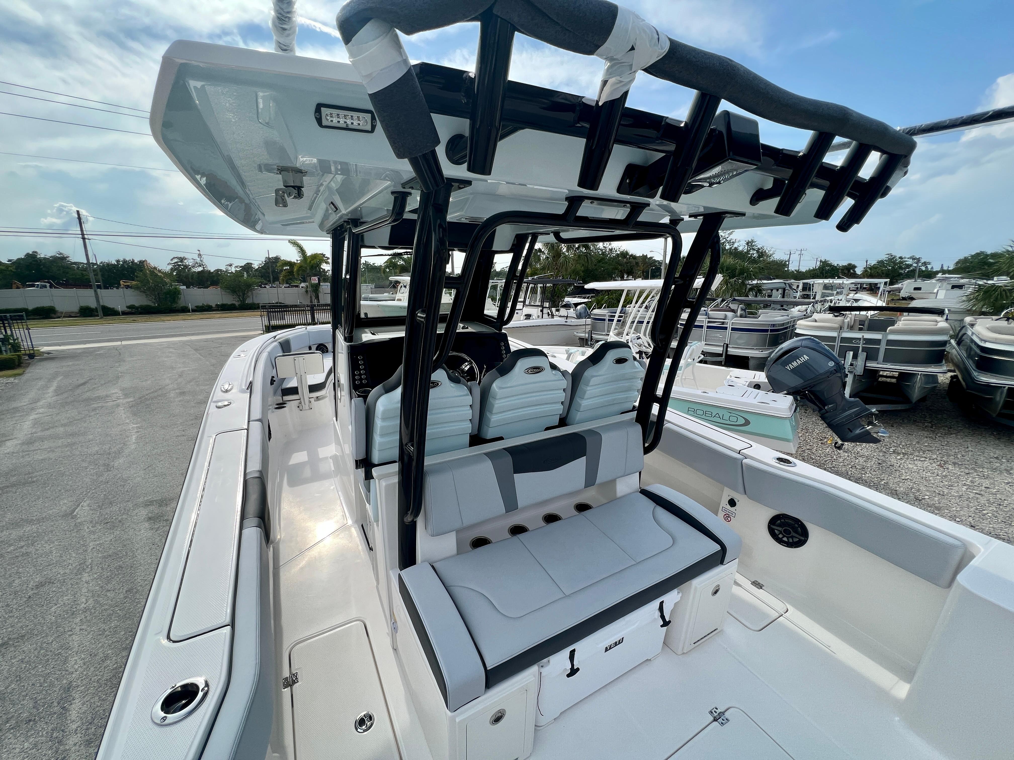 2025-robalo-r300-power-9789460-20250510065221598-1_XLARGE