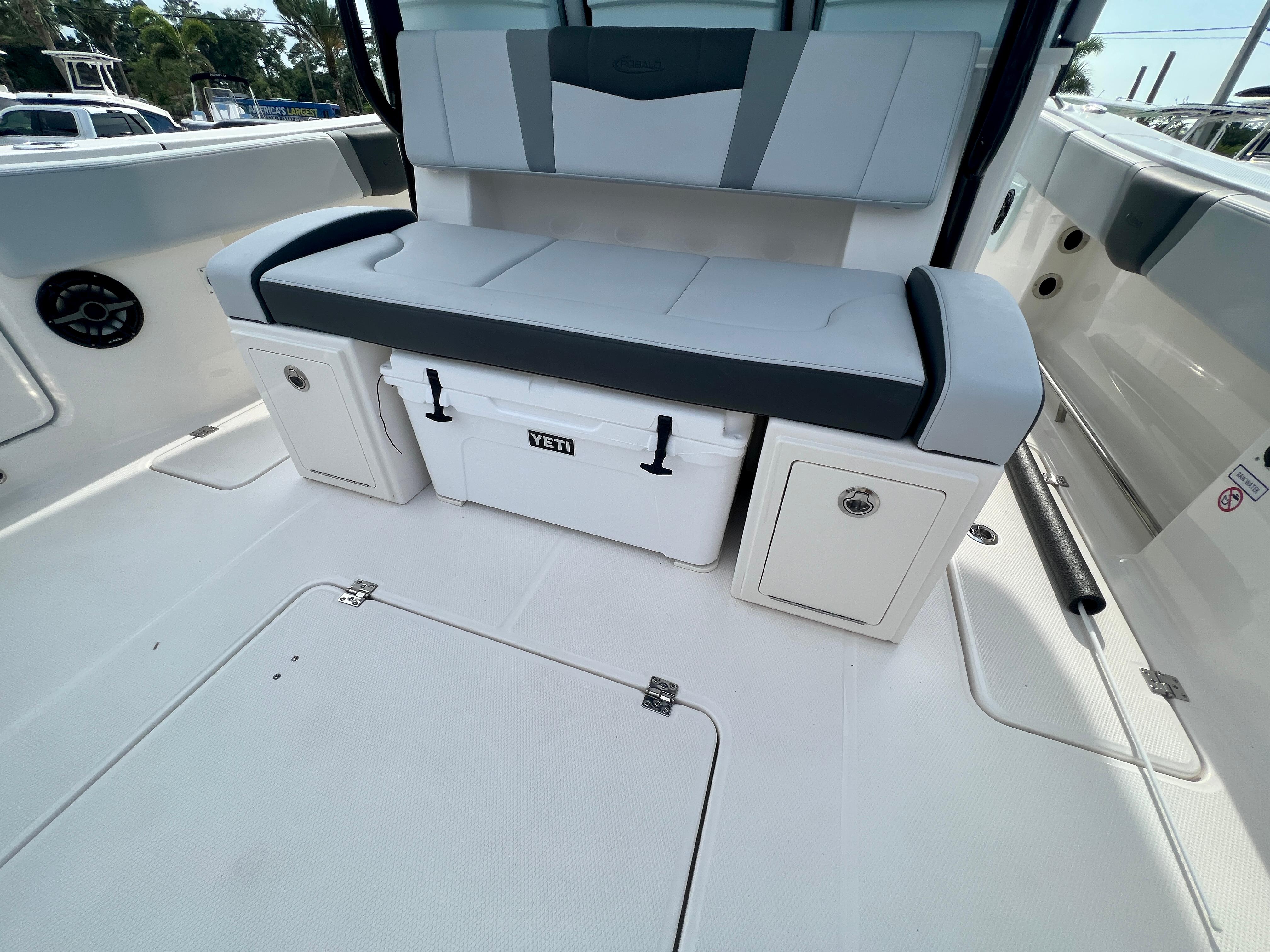 2025-robalo-r300-power-9789460-20250510065231355-1_XLARGE