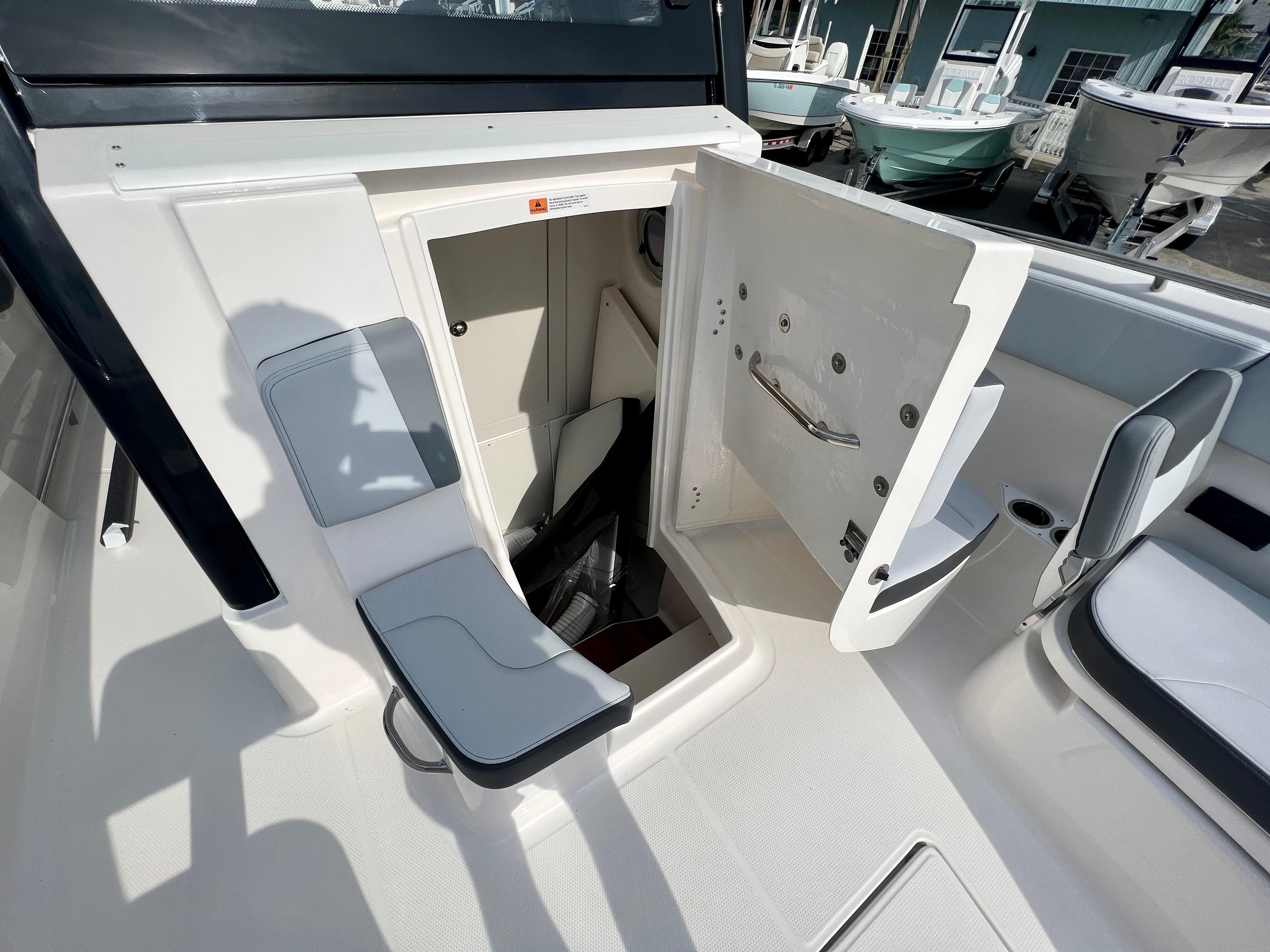 2025-robalo-r300-power-9789460-20250510065245129-1_XLARGE