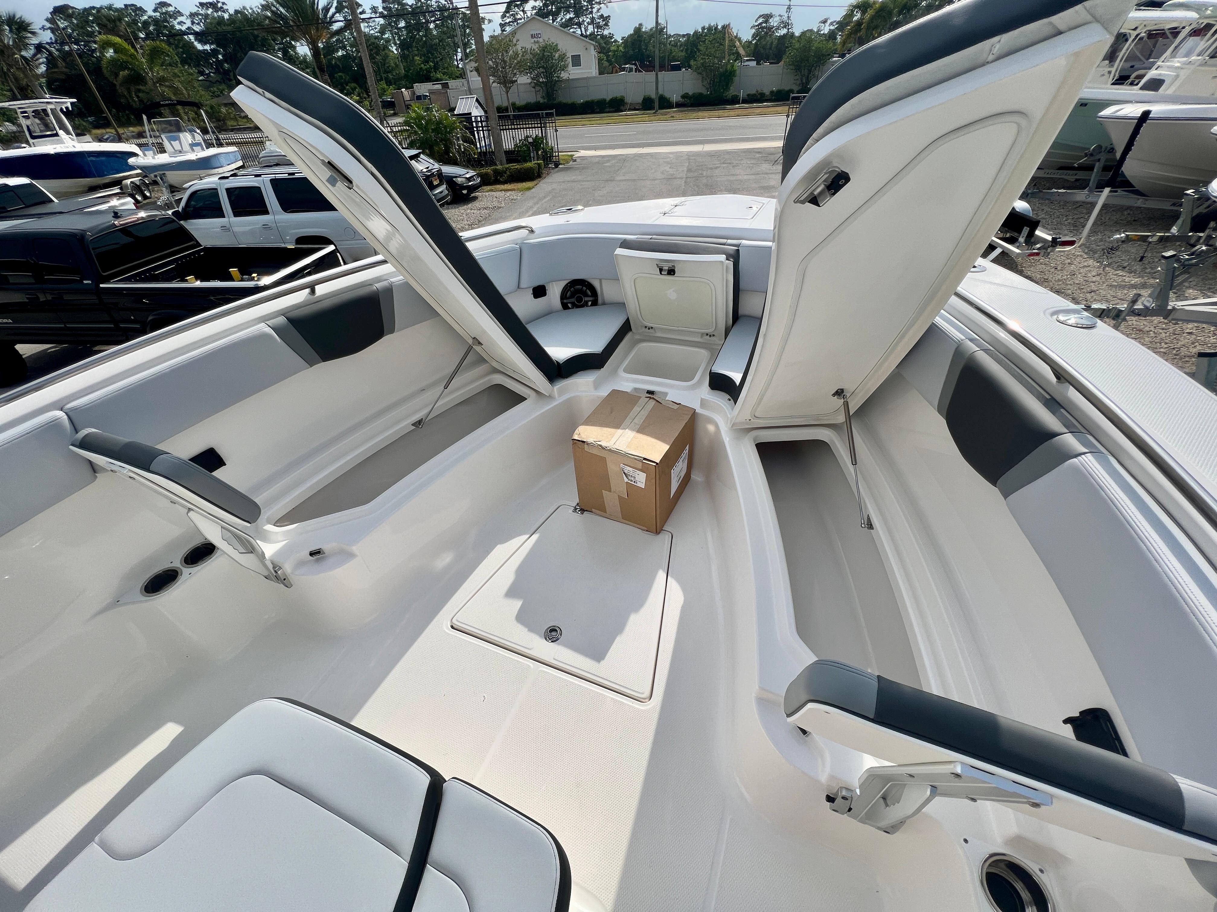 2025-robalo-r300-power-9789460-20250510065254656-1_XLARGE
