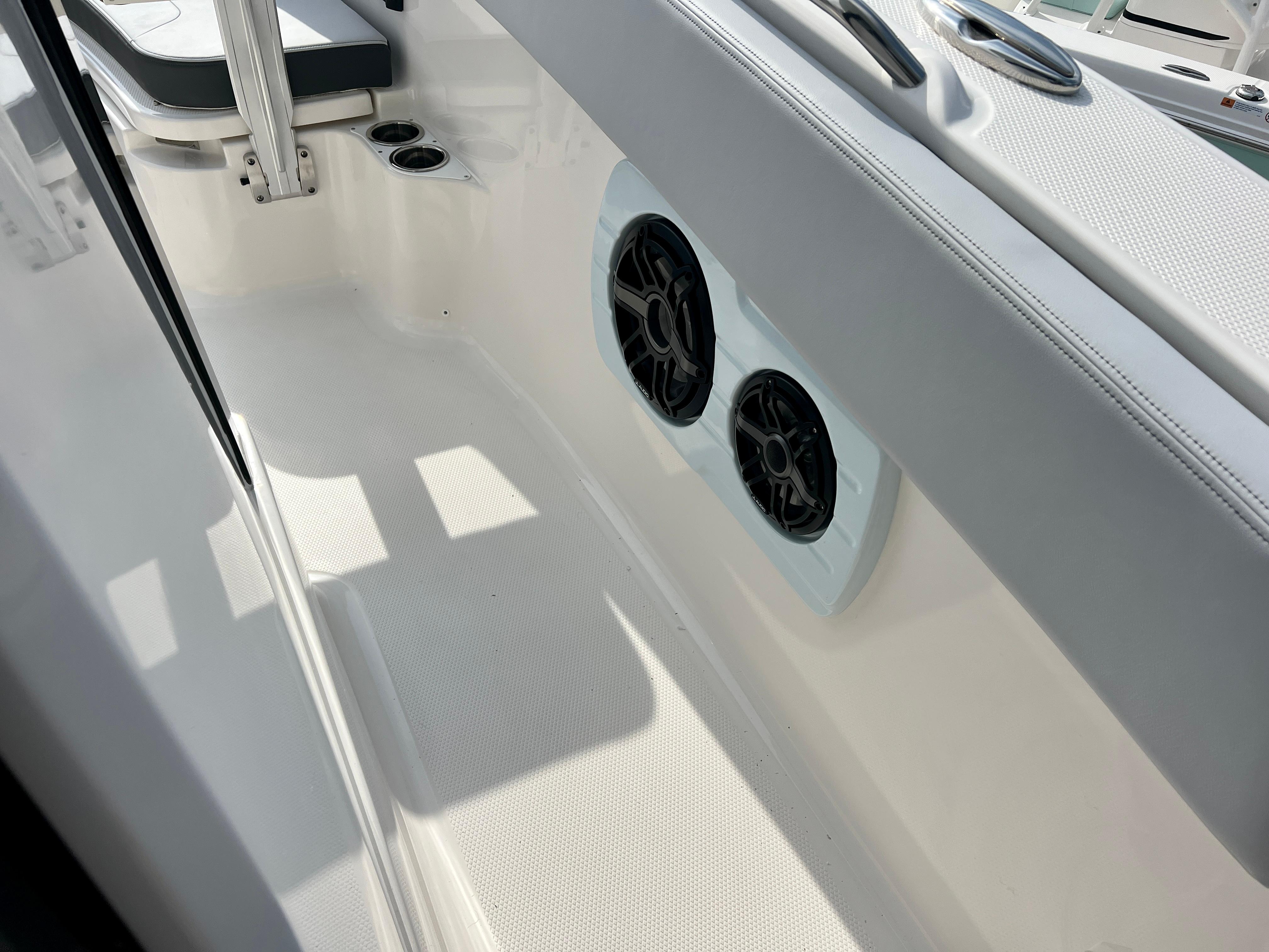2025-robalo-r300-power-9789460-20250510065303387-1_XLARGE