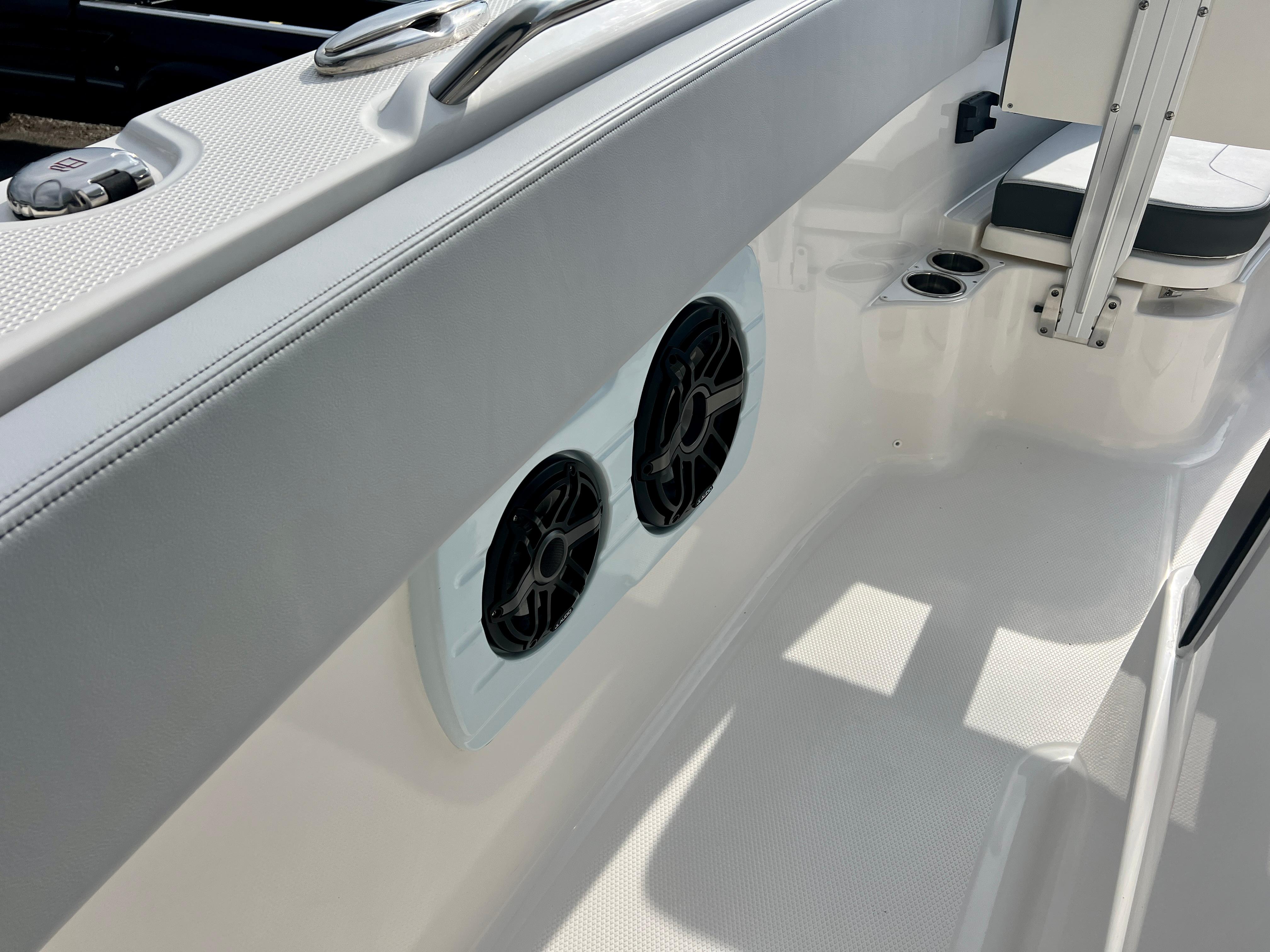 2025-robalo-r300-power-9789460-20250510065308280-1_XLARGE