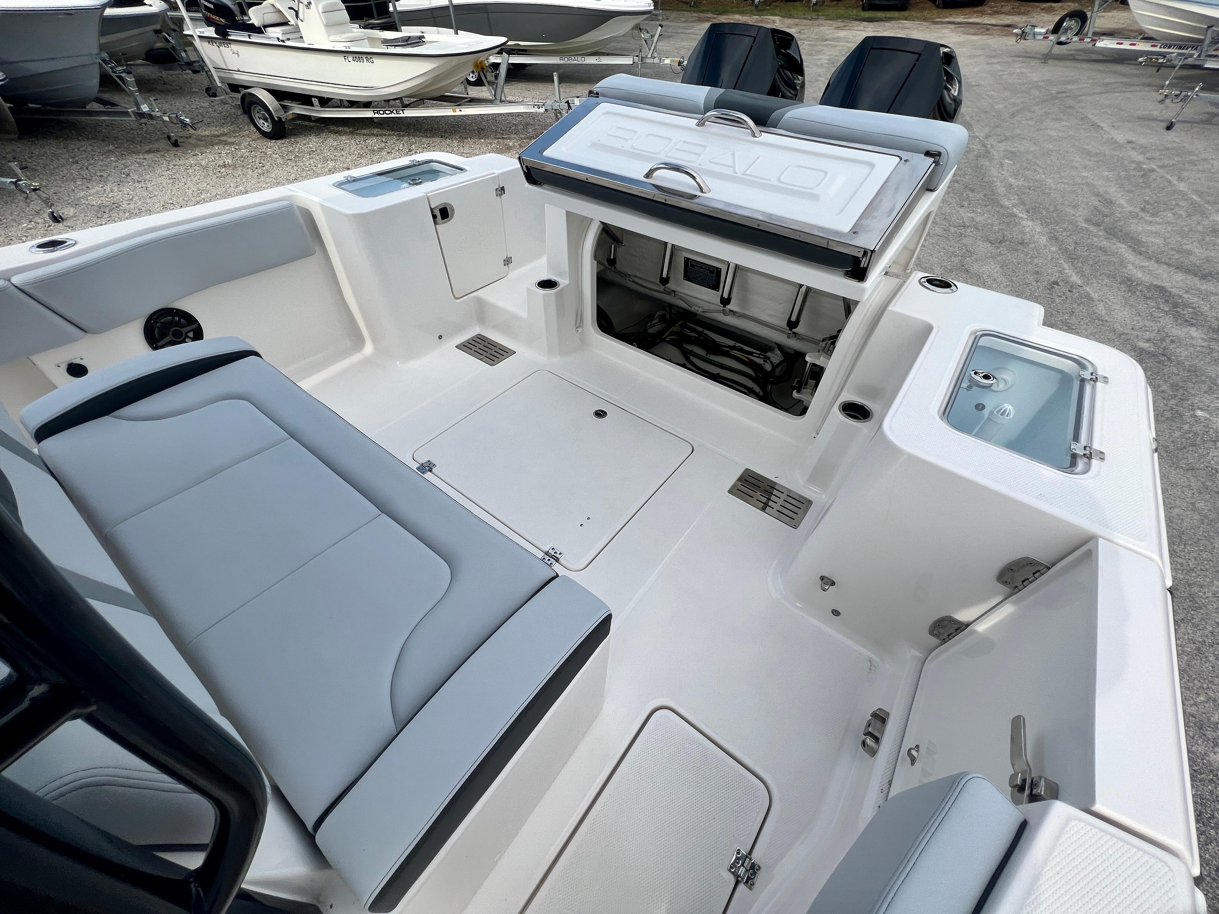 2025-robalo-r300-power-9789460-20250510065412344-1_XLARGE