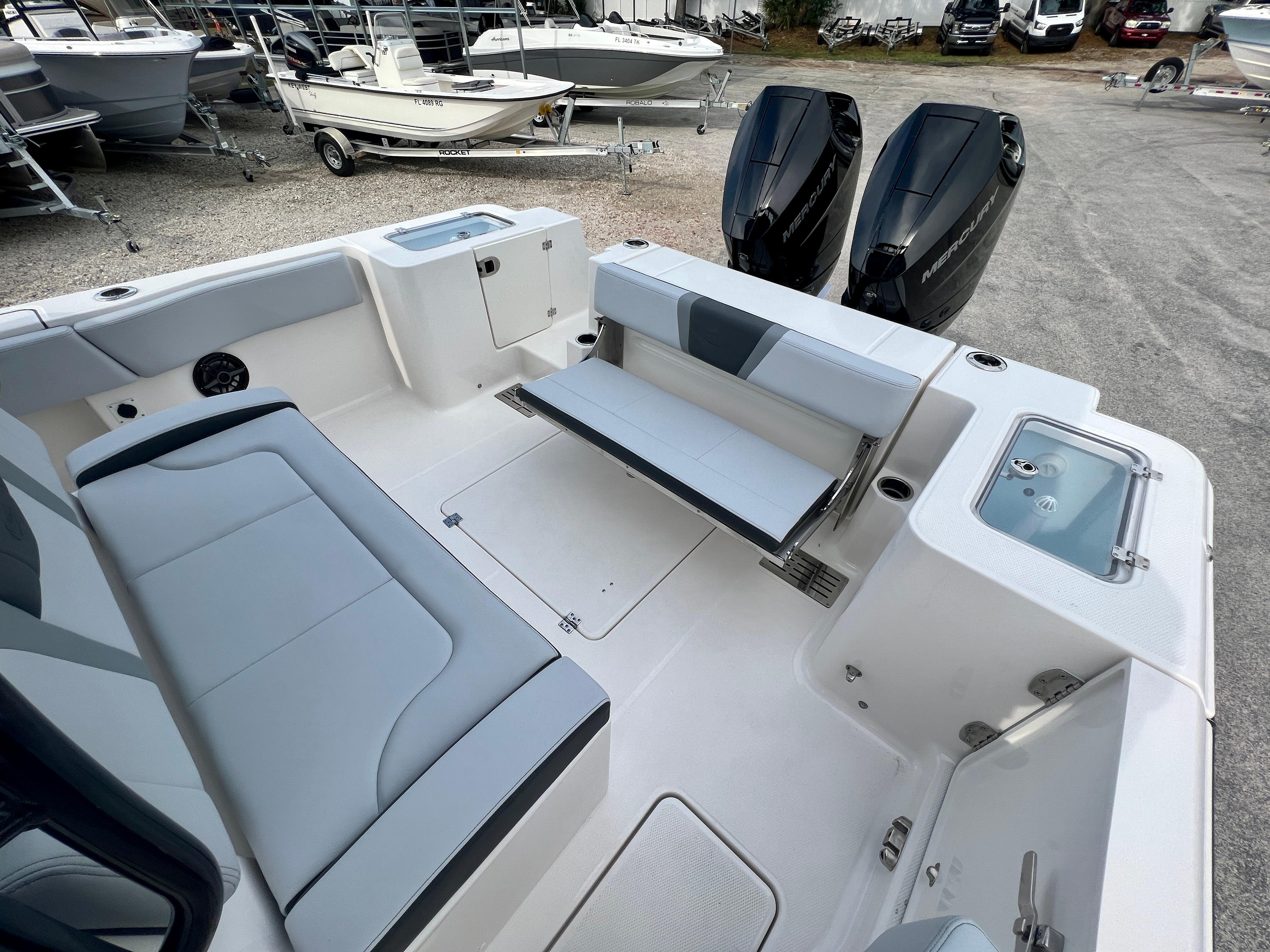 2025-robalo-r300-power-9789460-20250510065418421-1_XLARGE