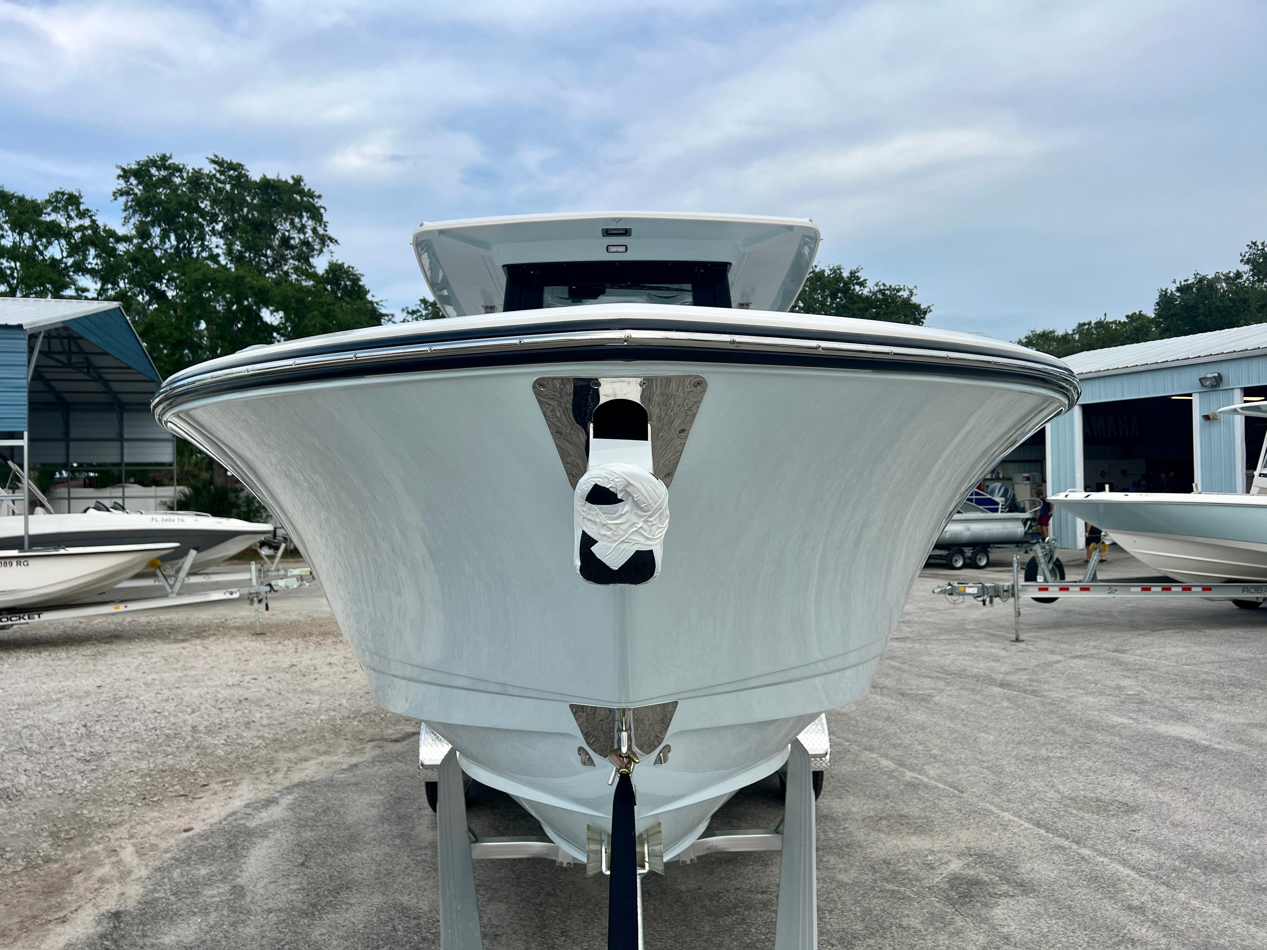 2025-robalo-r300-power-9789460-20250510065433816-1_XLARGE