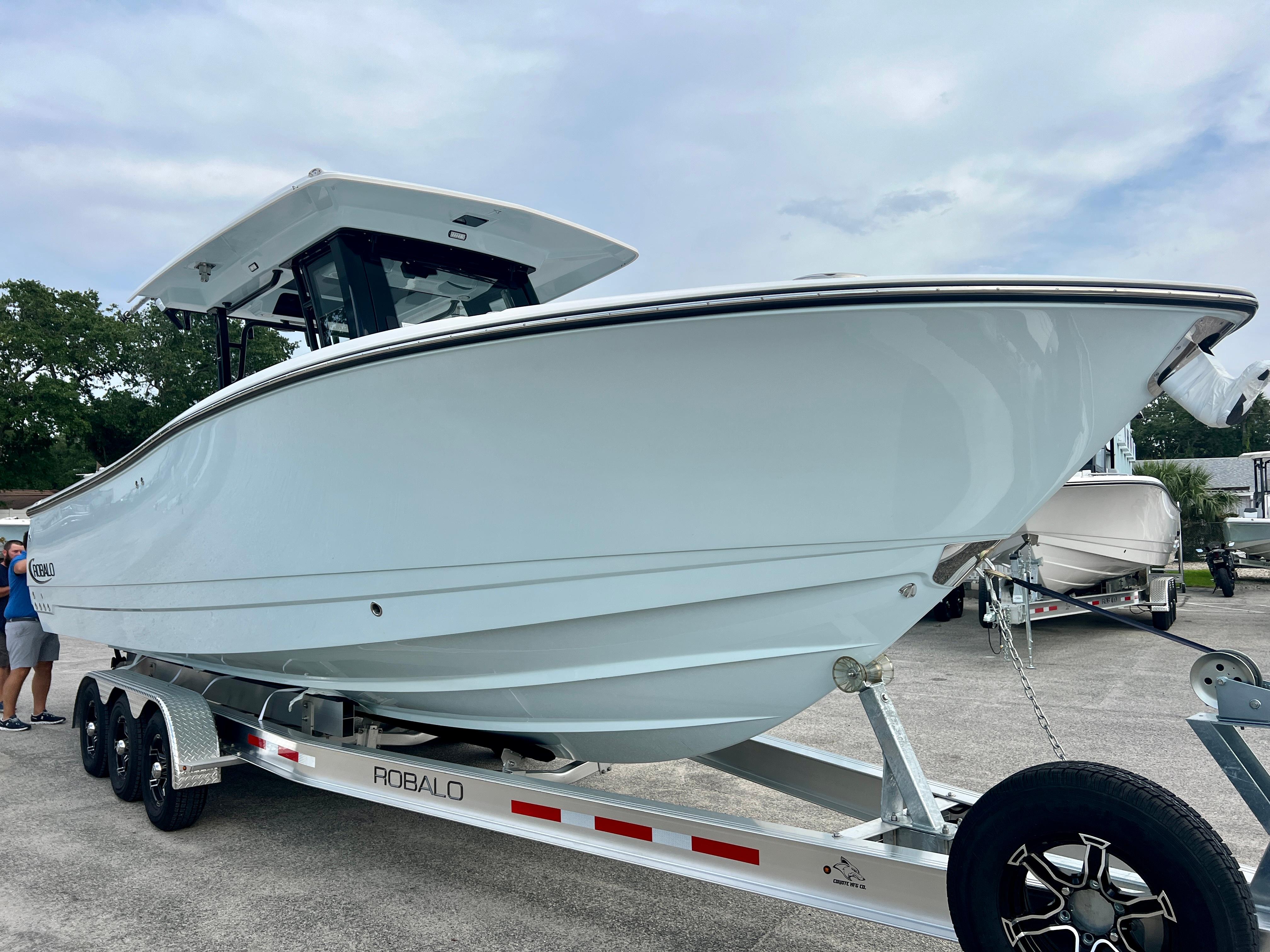 2025-robalo-r300-power-9789460-20250510065438688-1_XLARGE