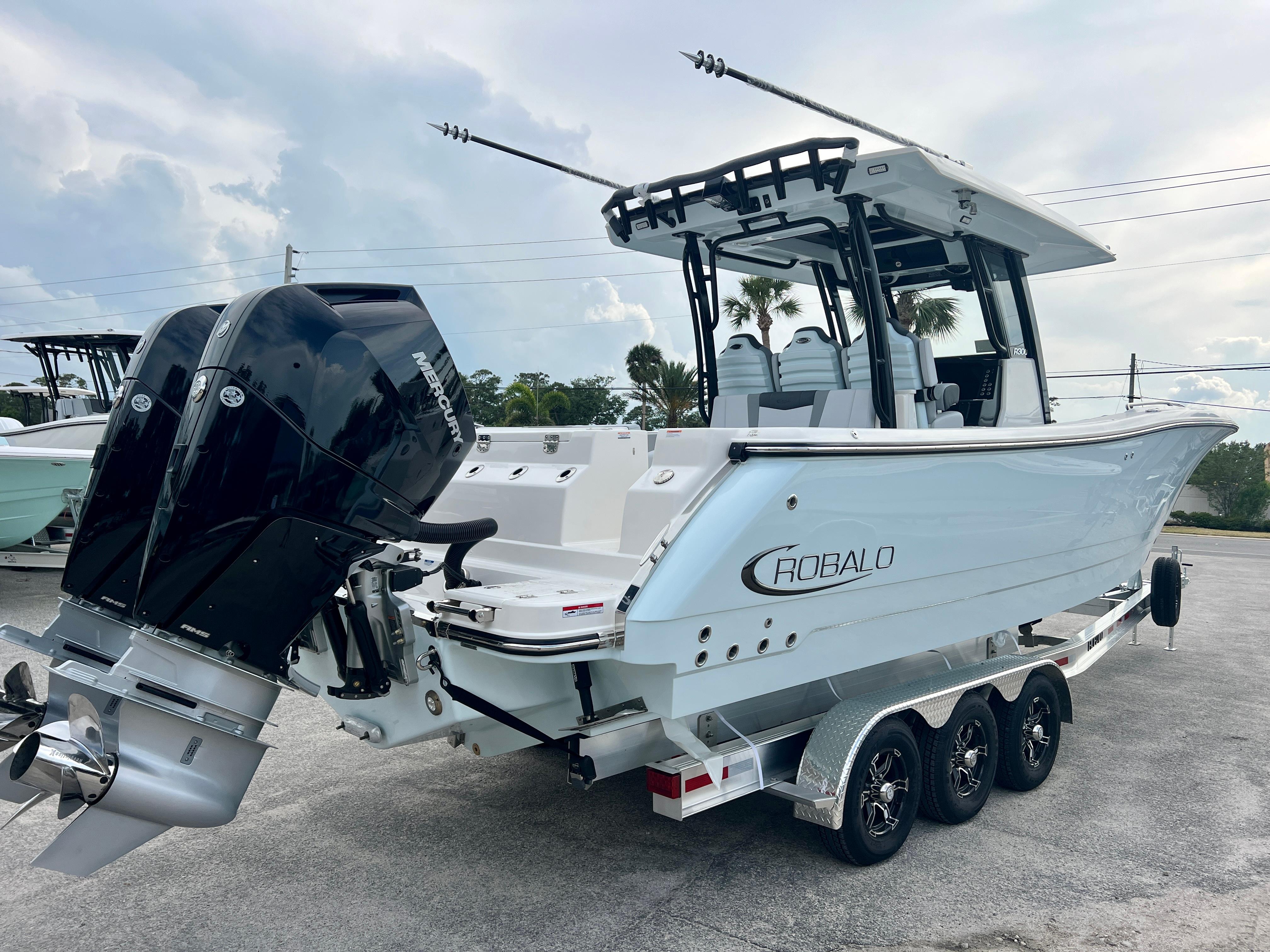 2025-robalo-r300-power-9789460-20250510065448839-1_XLARGE