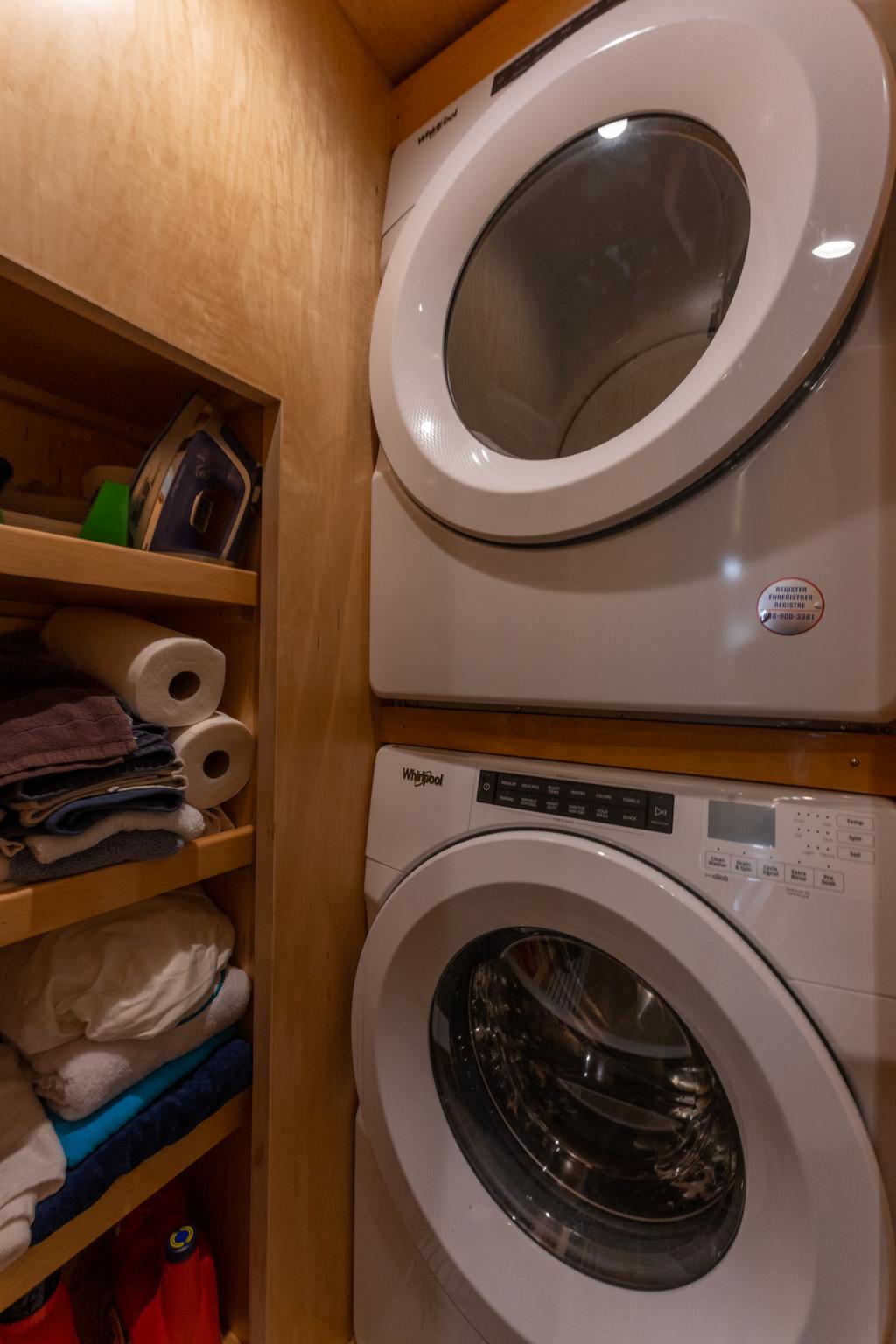 2015 Viking 92 EB HIGH COTTON  Laundry