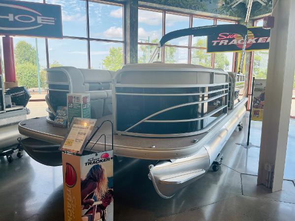 2021 Sun Tracker boat for sale, model of the boat is Party Barge 22 DLX & Image # 9 of 12