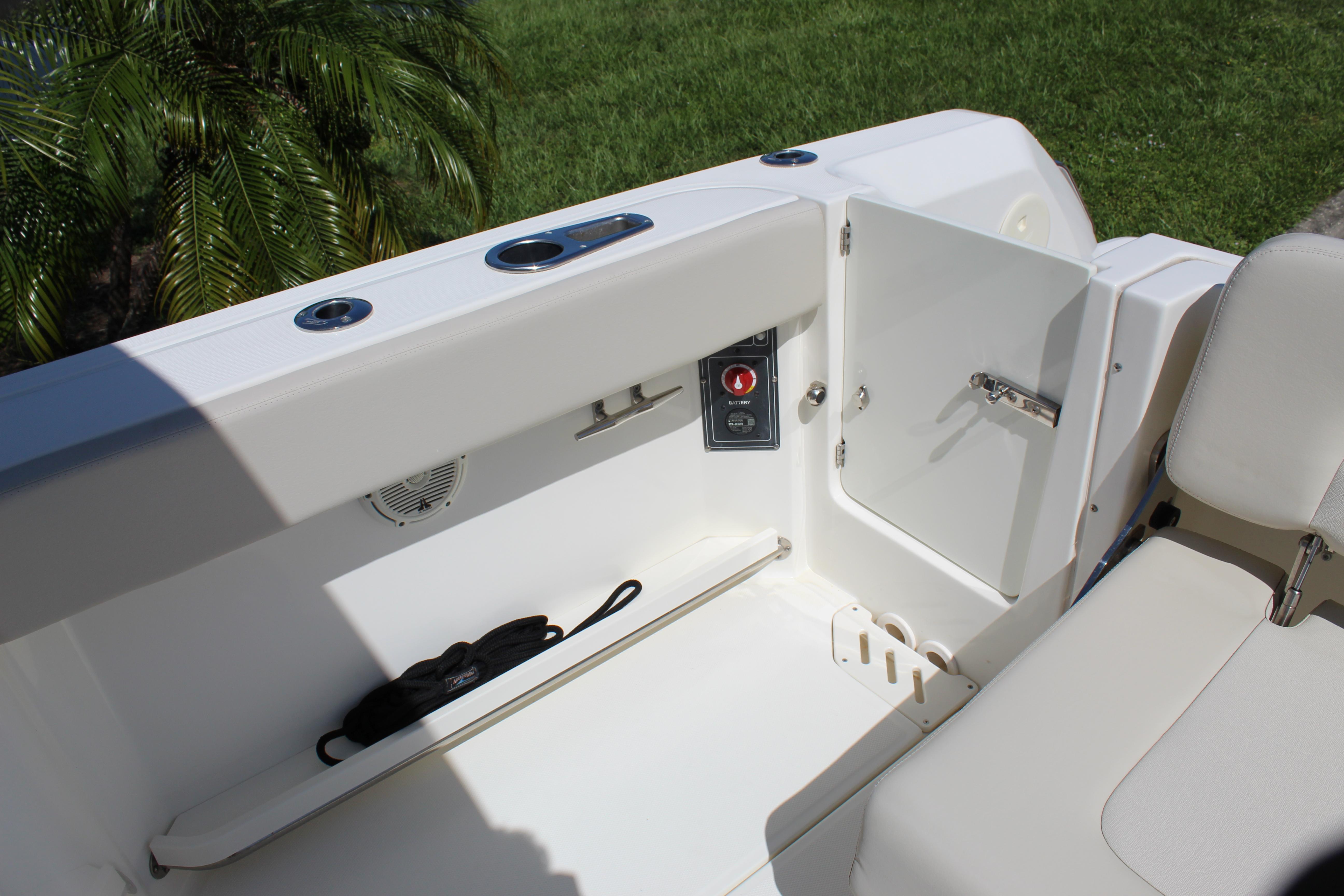 2018-boston-whaler-270-vantage-power-9879491-20250721145830657-1