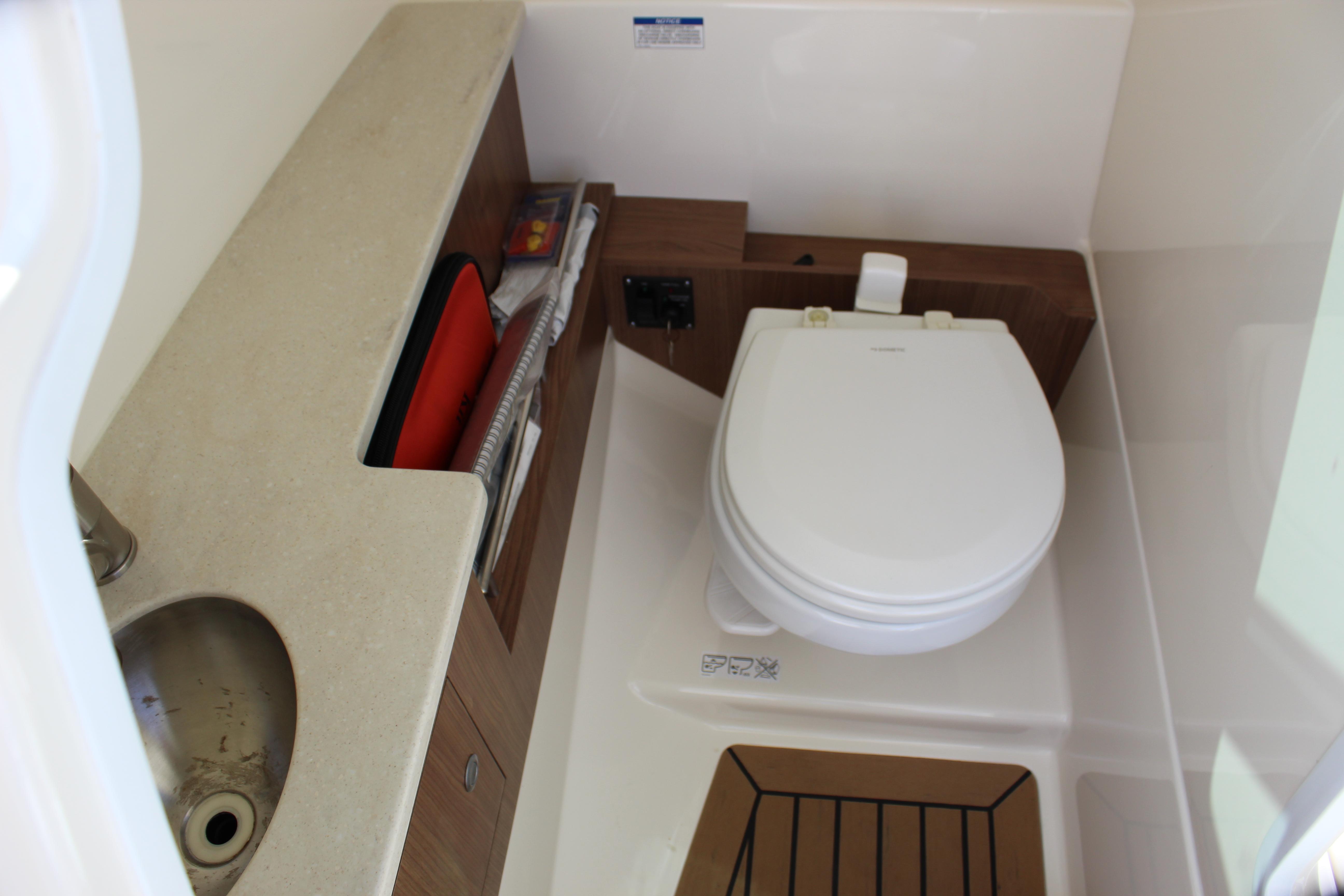 2018-boston-whaler-270-vantage-power-9879491-20250721145835367-1