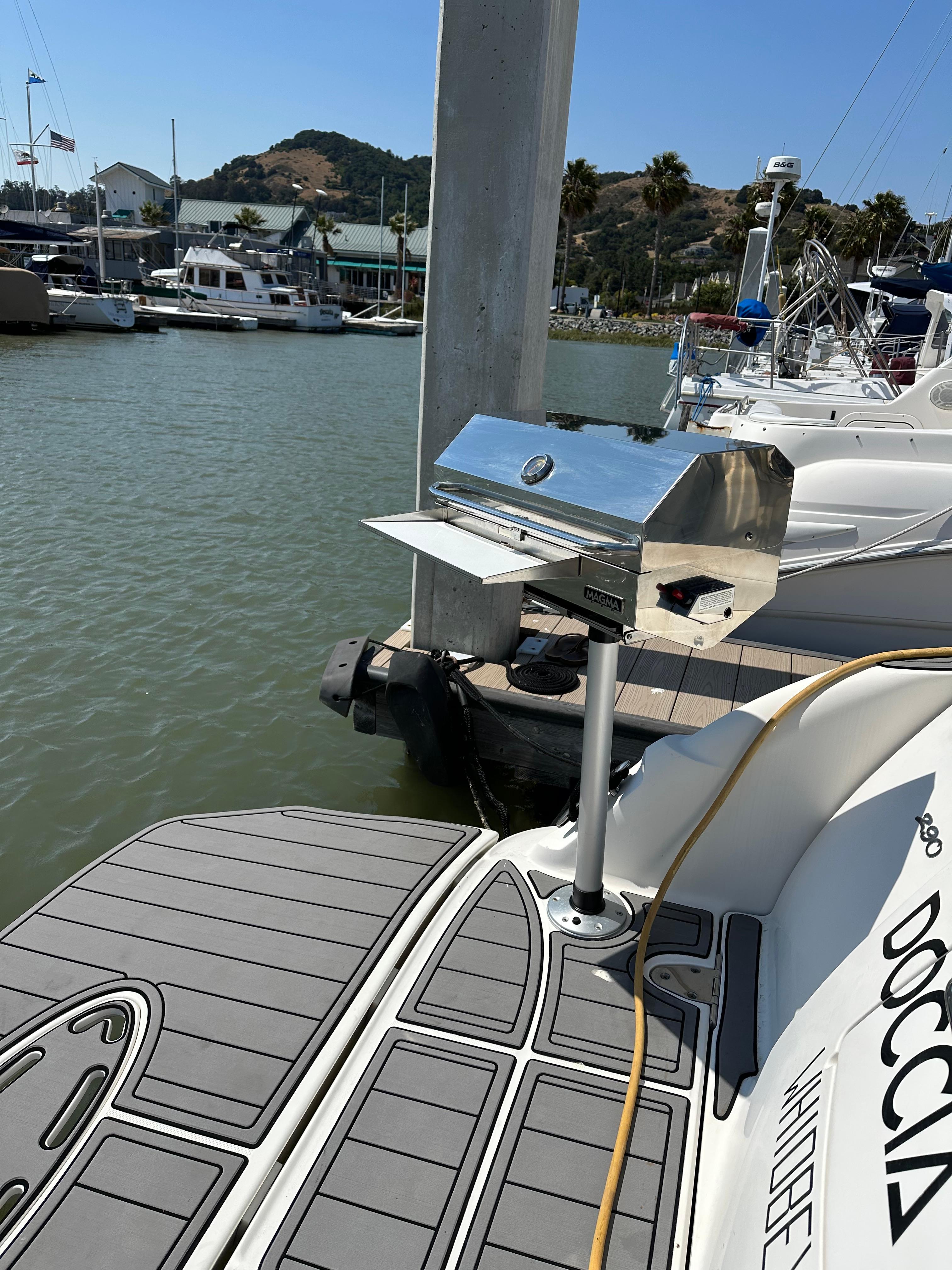 2006 Sea Ray 290 Sundancer with mounted grill at marina dock.