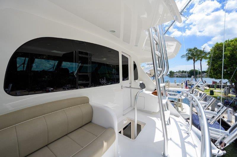 Viking 72 50 CALIBER - Enclosed Flybridge Aft Station Seating