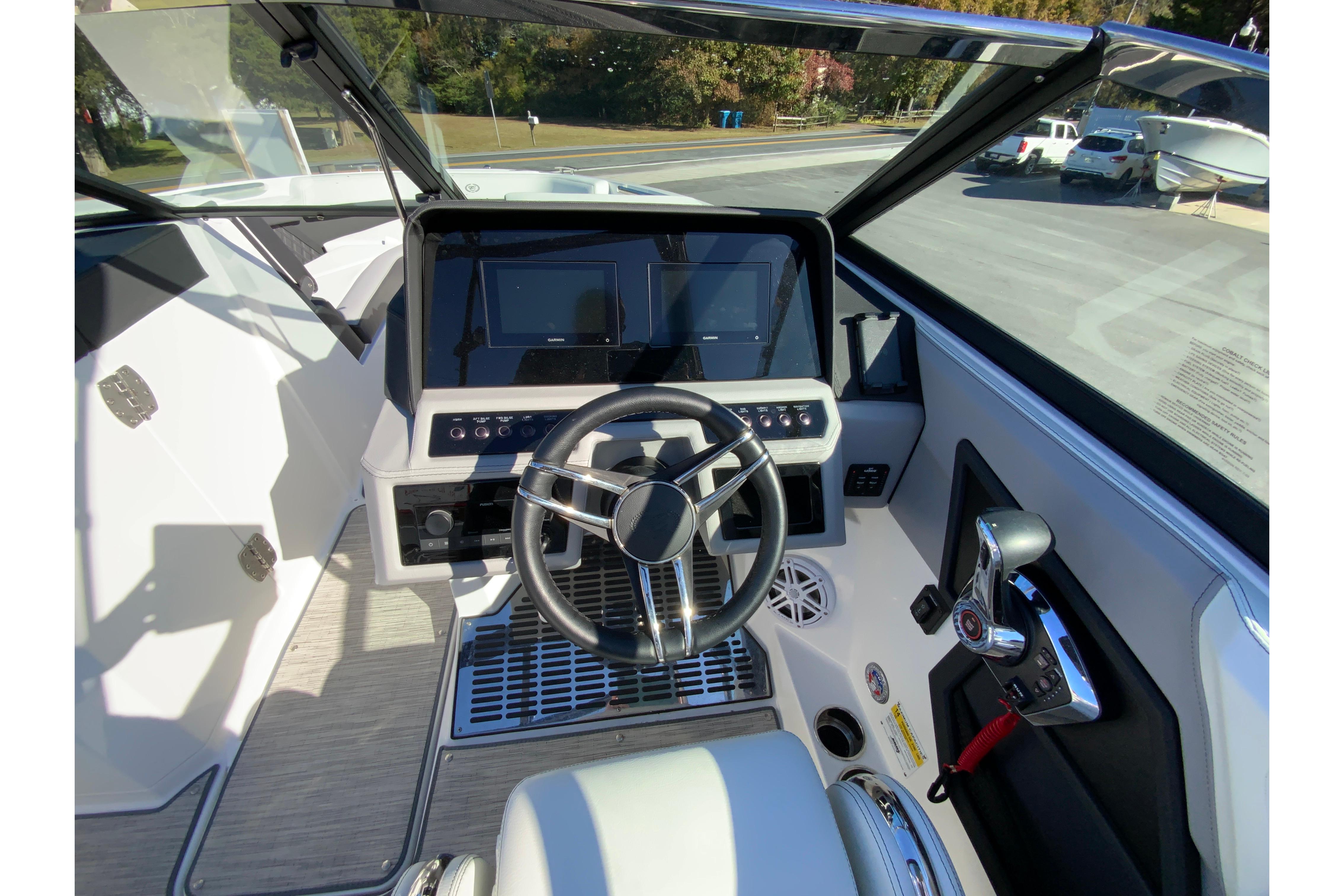 2023 Cobalt R6 Outboard-15