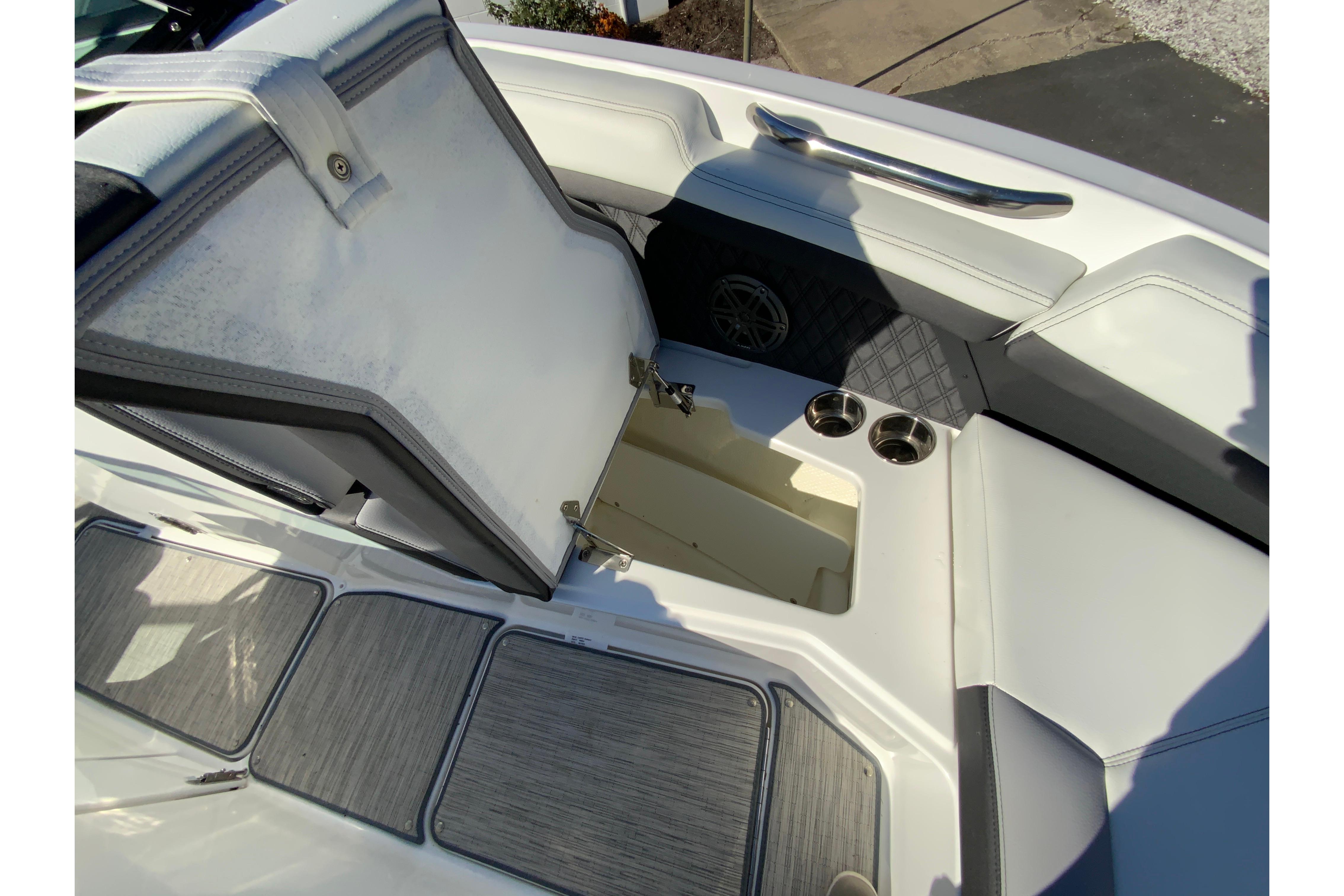 2023 Cobalt R6 Outboard-26