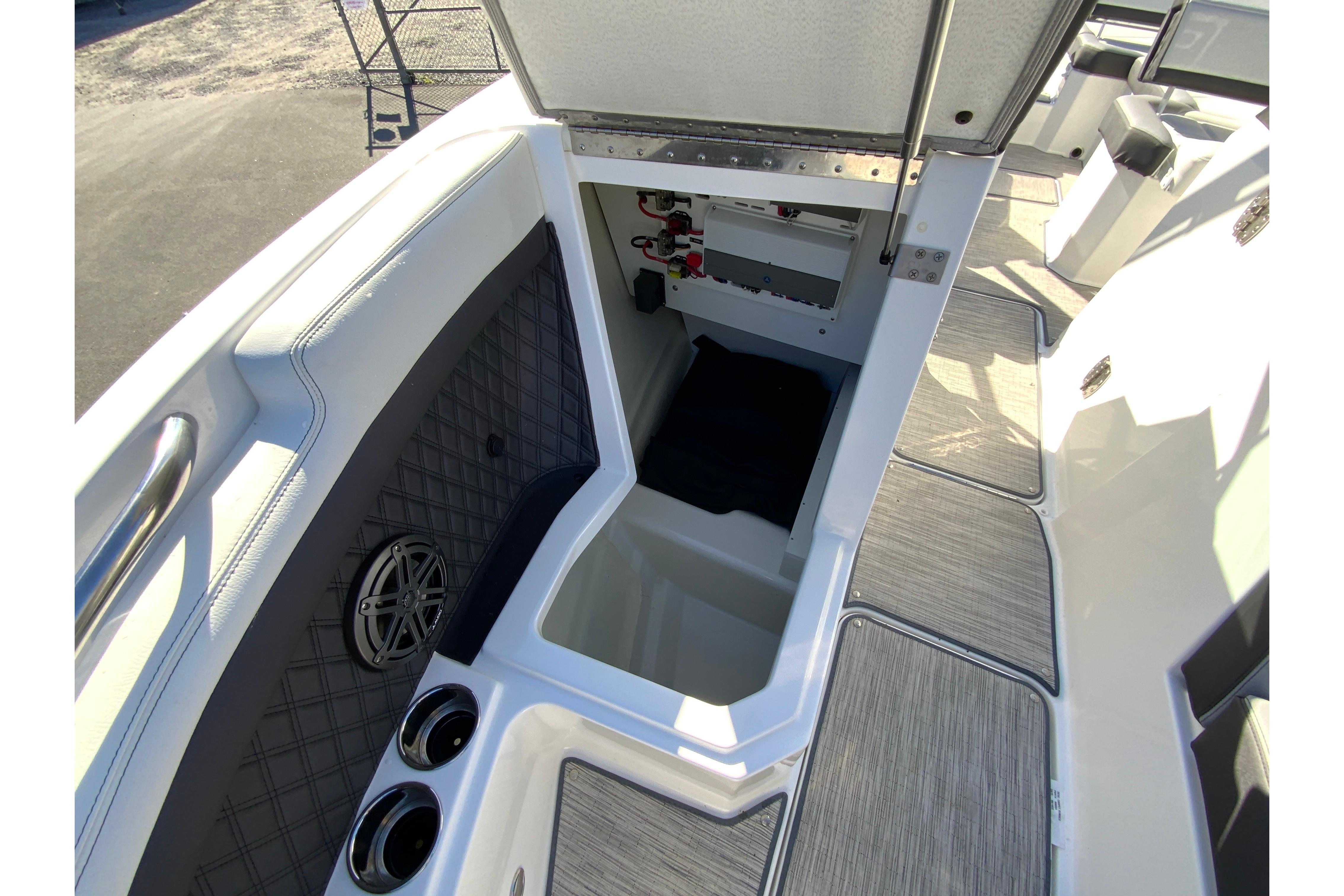 2023 Cobalt R6 Outboard-28