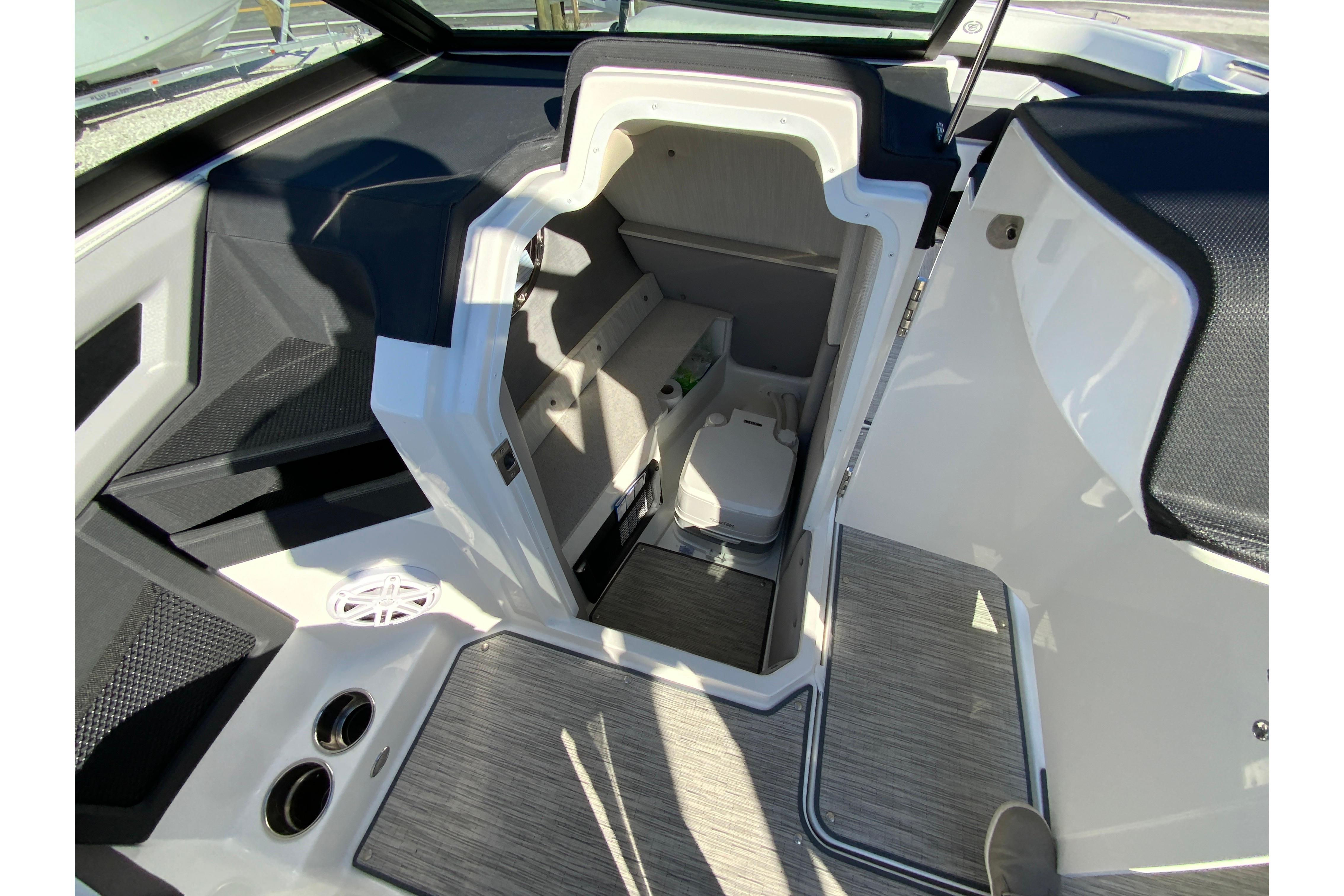2023 Cobalt R6 Outboard-32