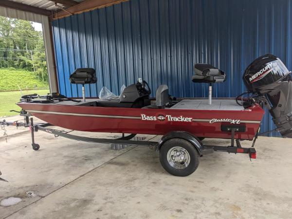 2022 Tracker Boats boat for sale, model of the boat is Bass Tracker Classic XL & Image # 1 of 50