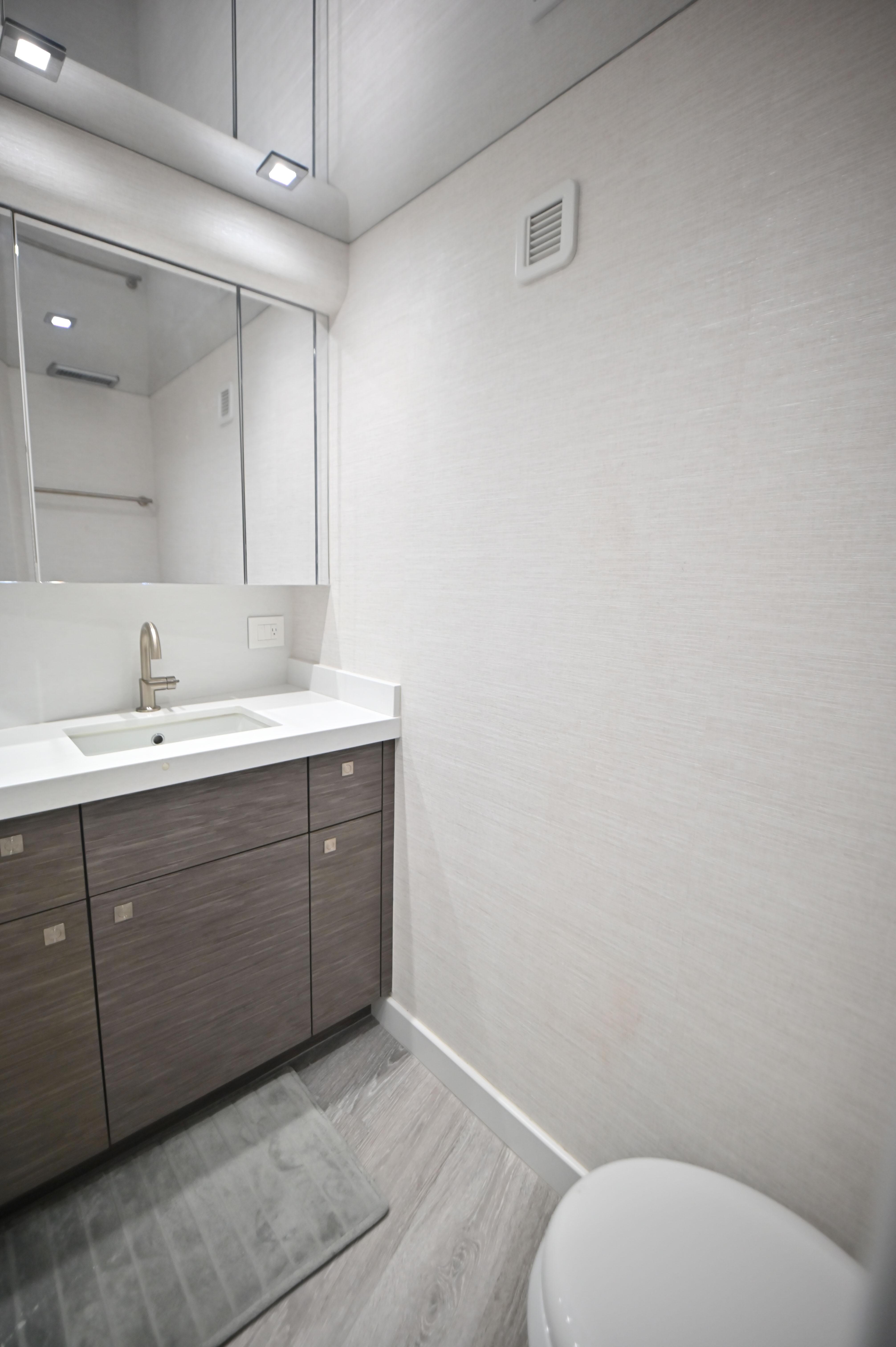 2021 Hatteras 65 GT - Fish Tank - Port Forward Stateroom Head
