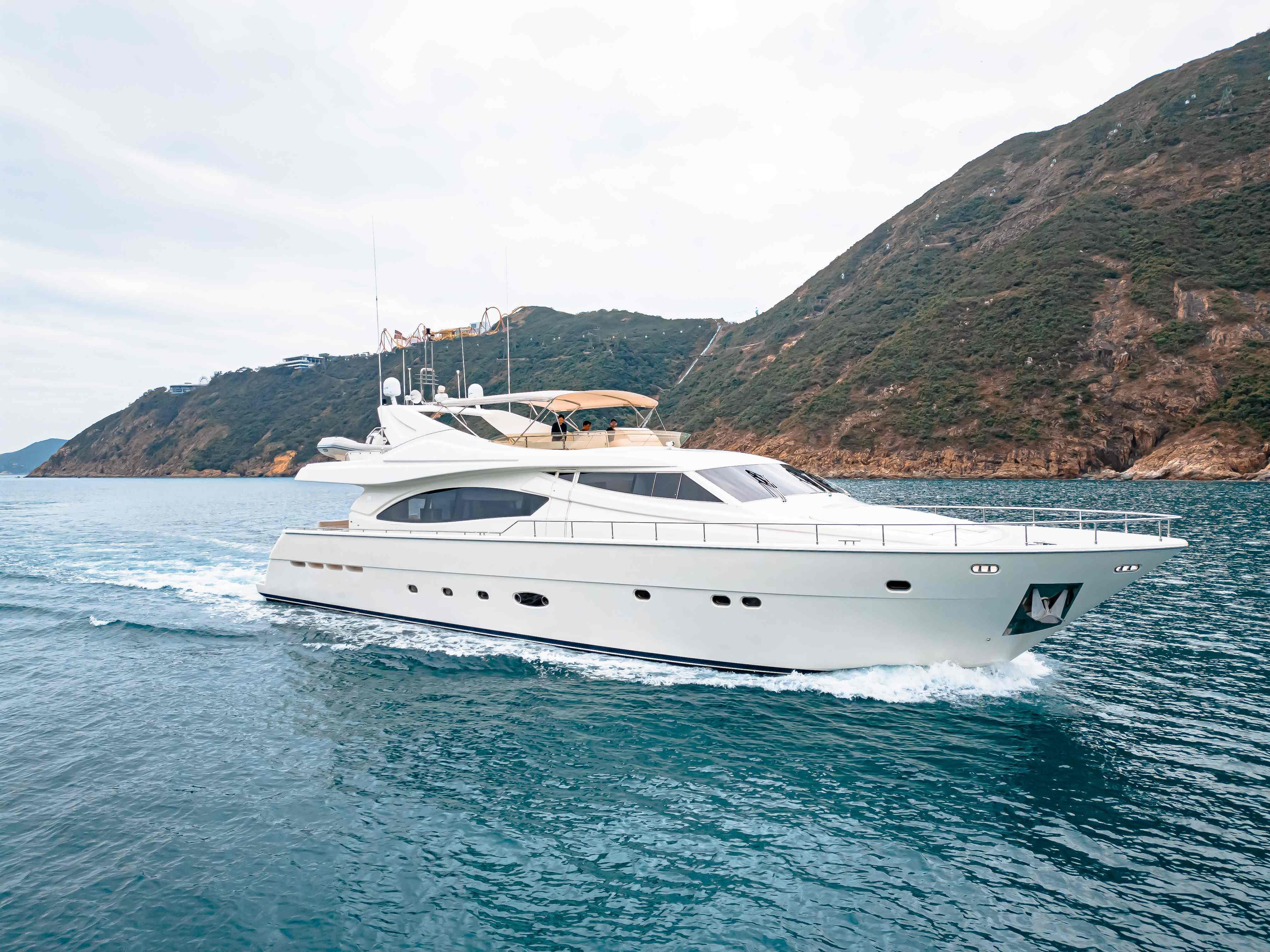 2004 Ferretti Yachts 880