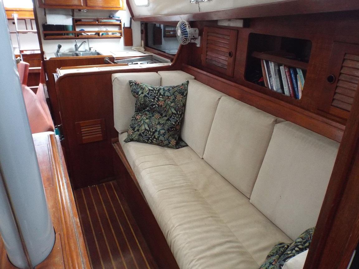 settee port side