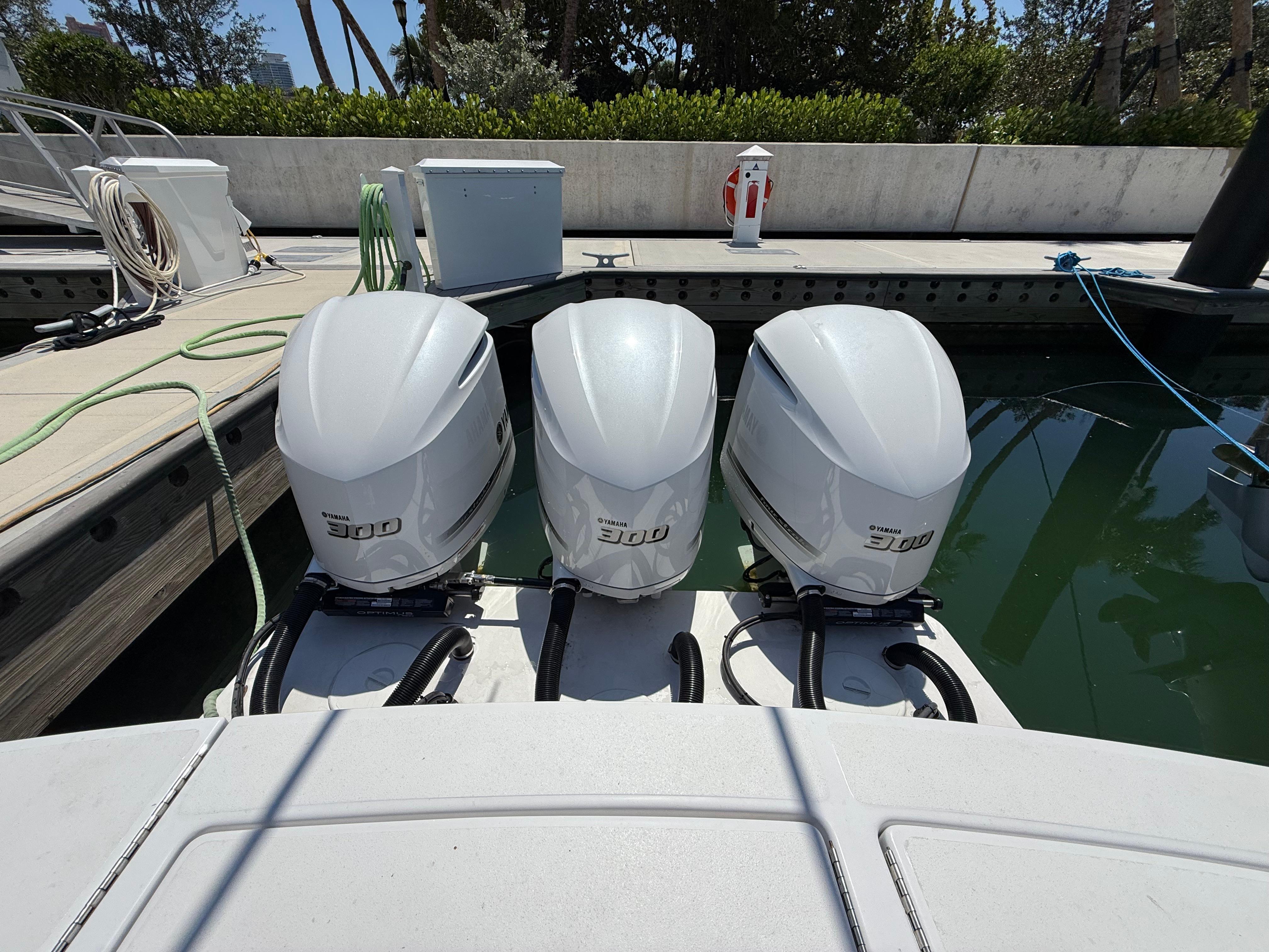 2013-regulator-34-center-console-power-9799554-20250519081556297-1_XLARGE