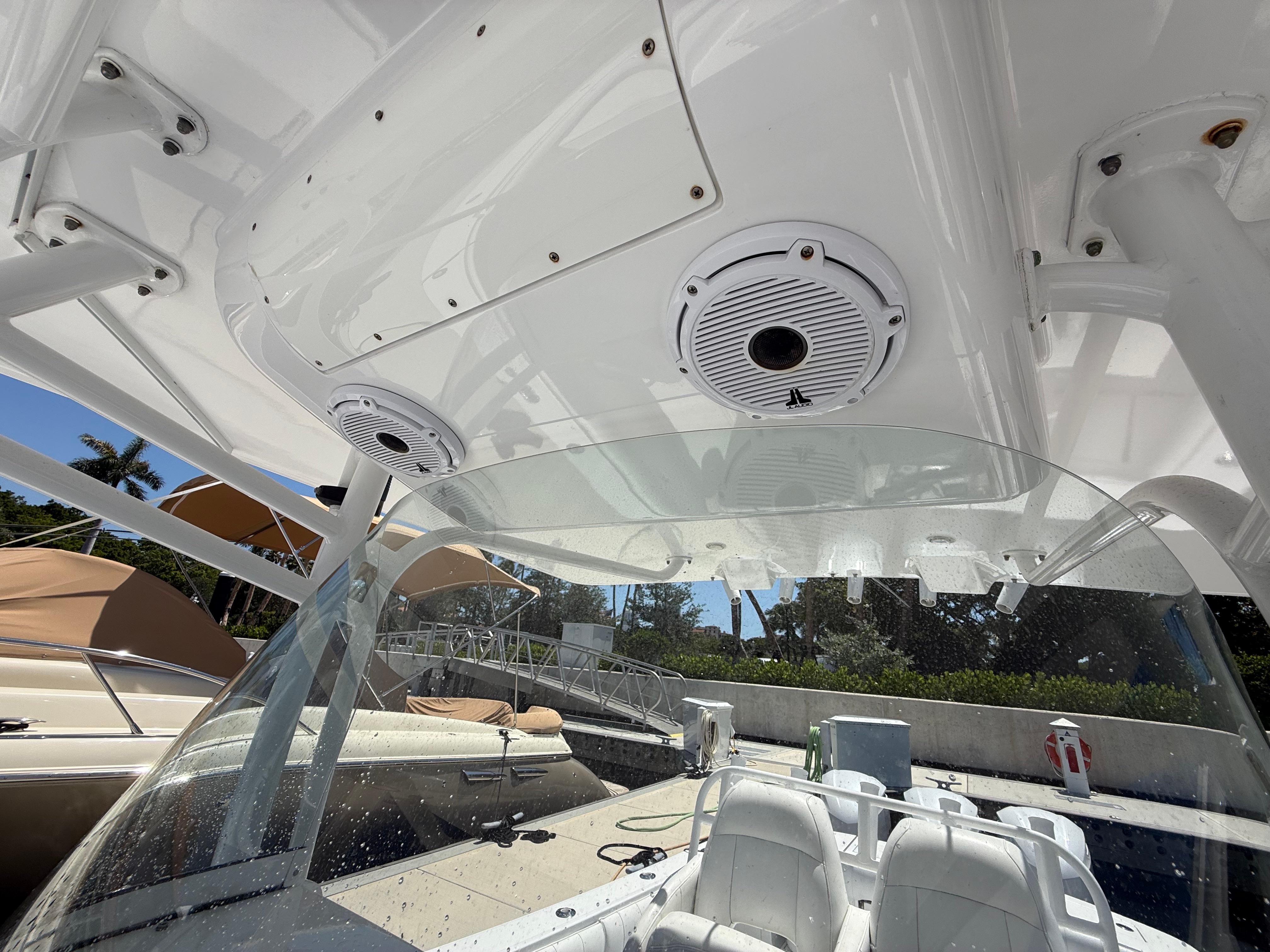 2013-regulator-34-center-console-power-9799554-20250519081602050-1_XLARGE