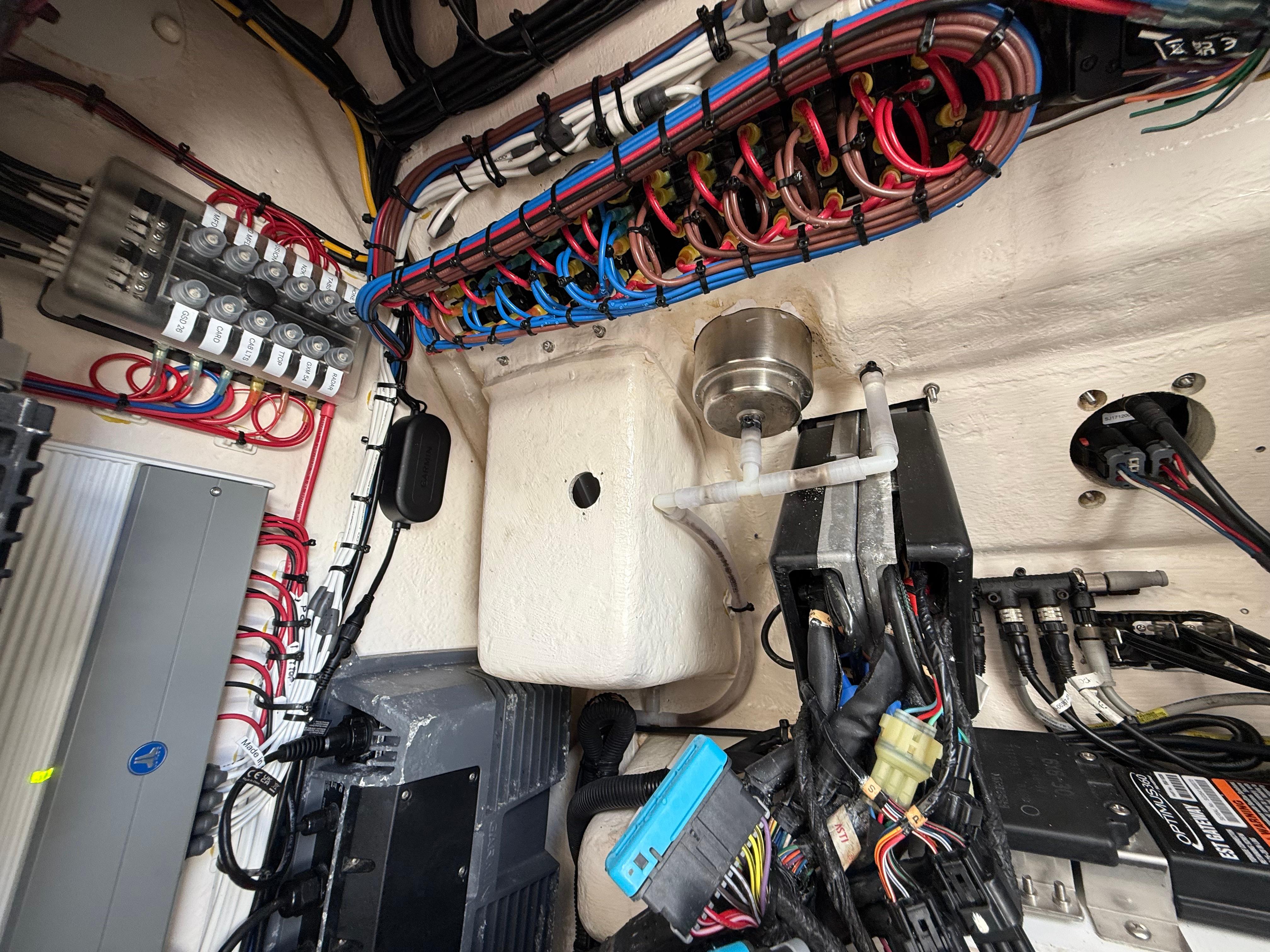 2013-regulator-34-center-console-power-9799554-20250519081635144-1_XLARGE
