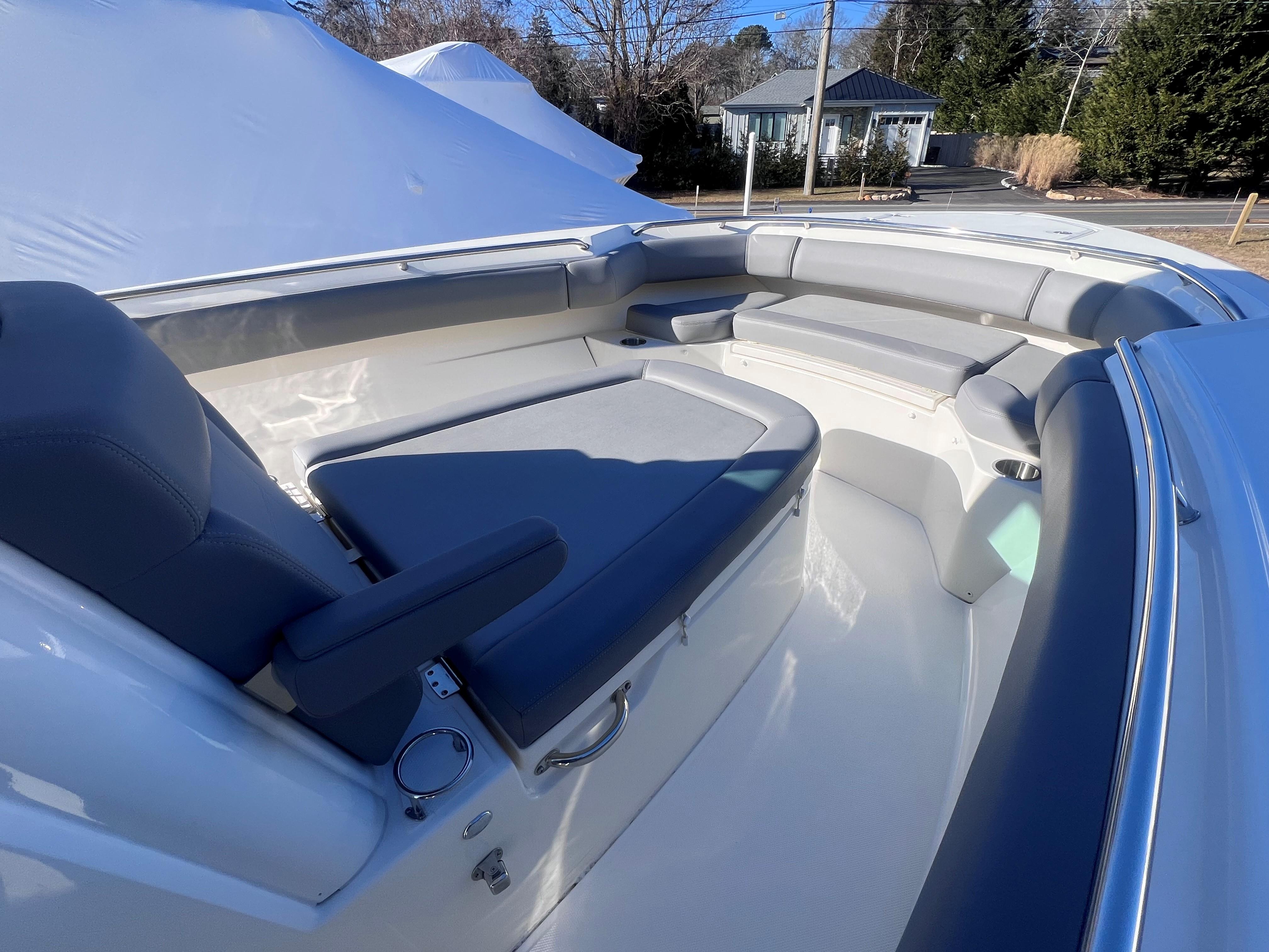 2022-boston-whaler-280-outrage-power-9669507-20250130082429040-1_XLARGE