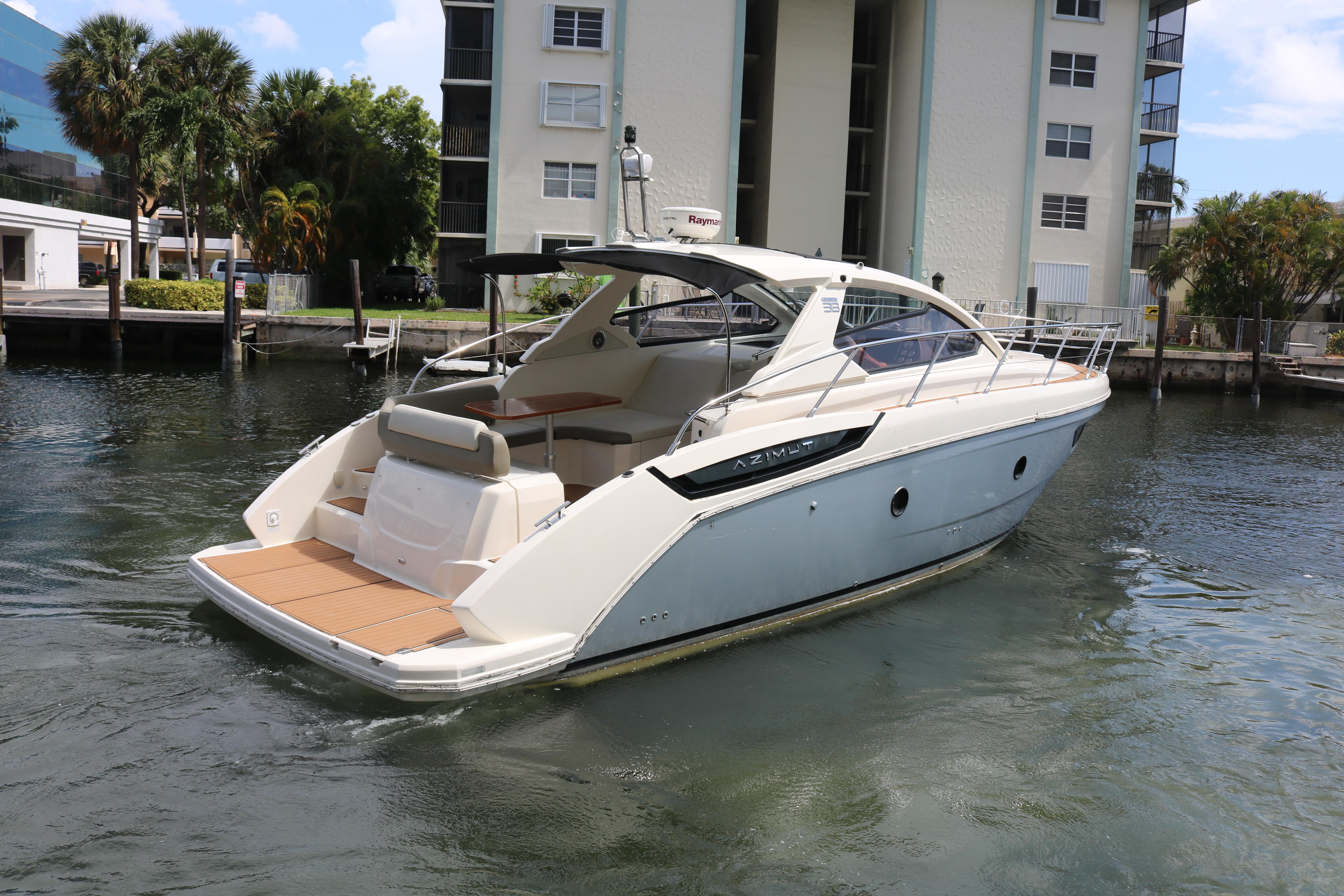 Azimut 38 - Exterior starboard profile on water