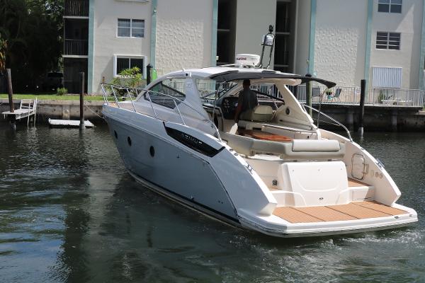 Azimut 38 - Exterior port profile on water