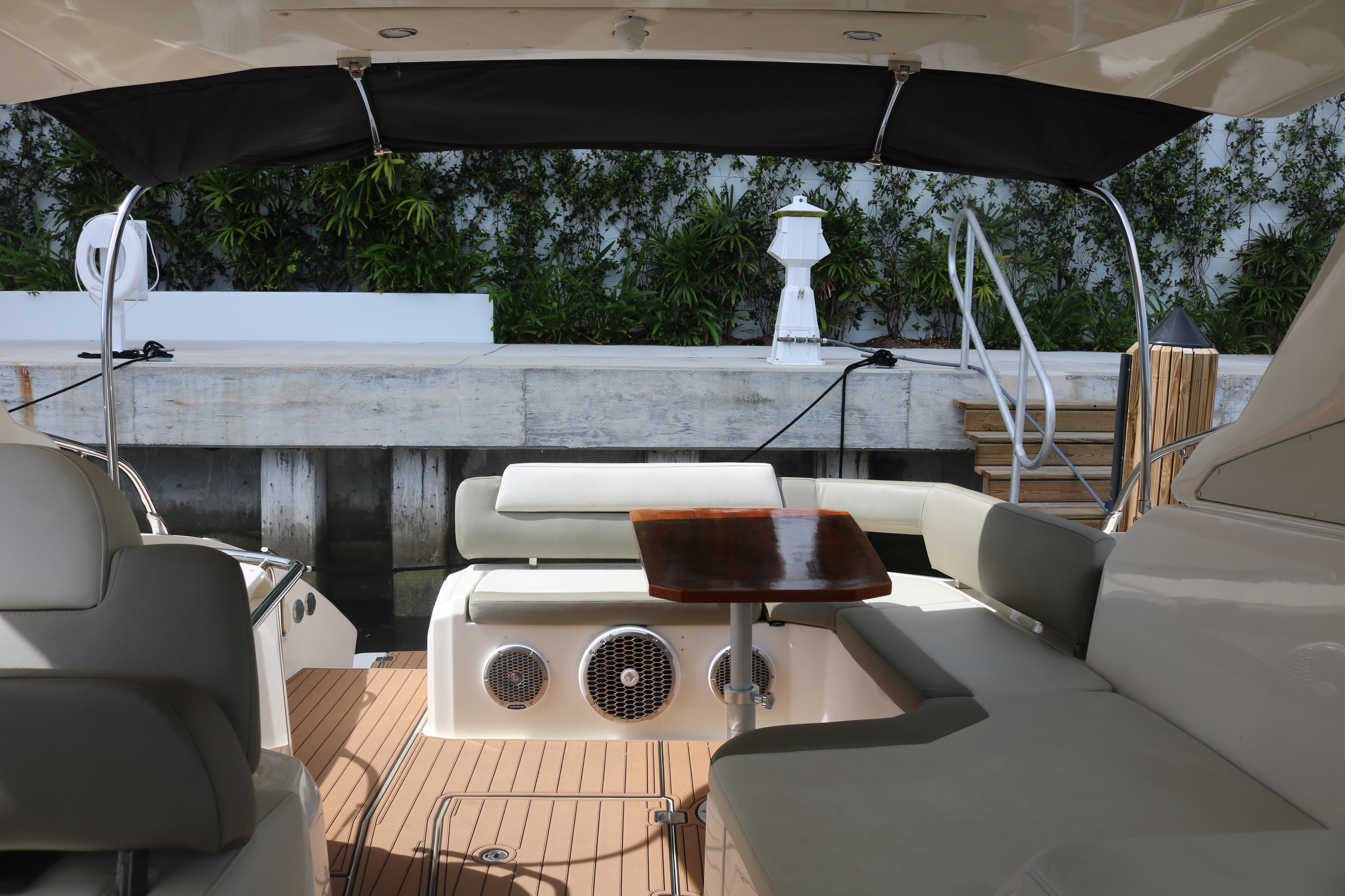 Azimut 38 - Exterior aft seating and table on water