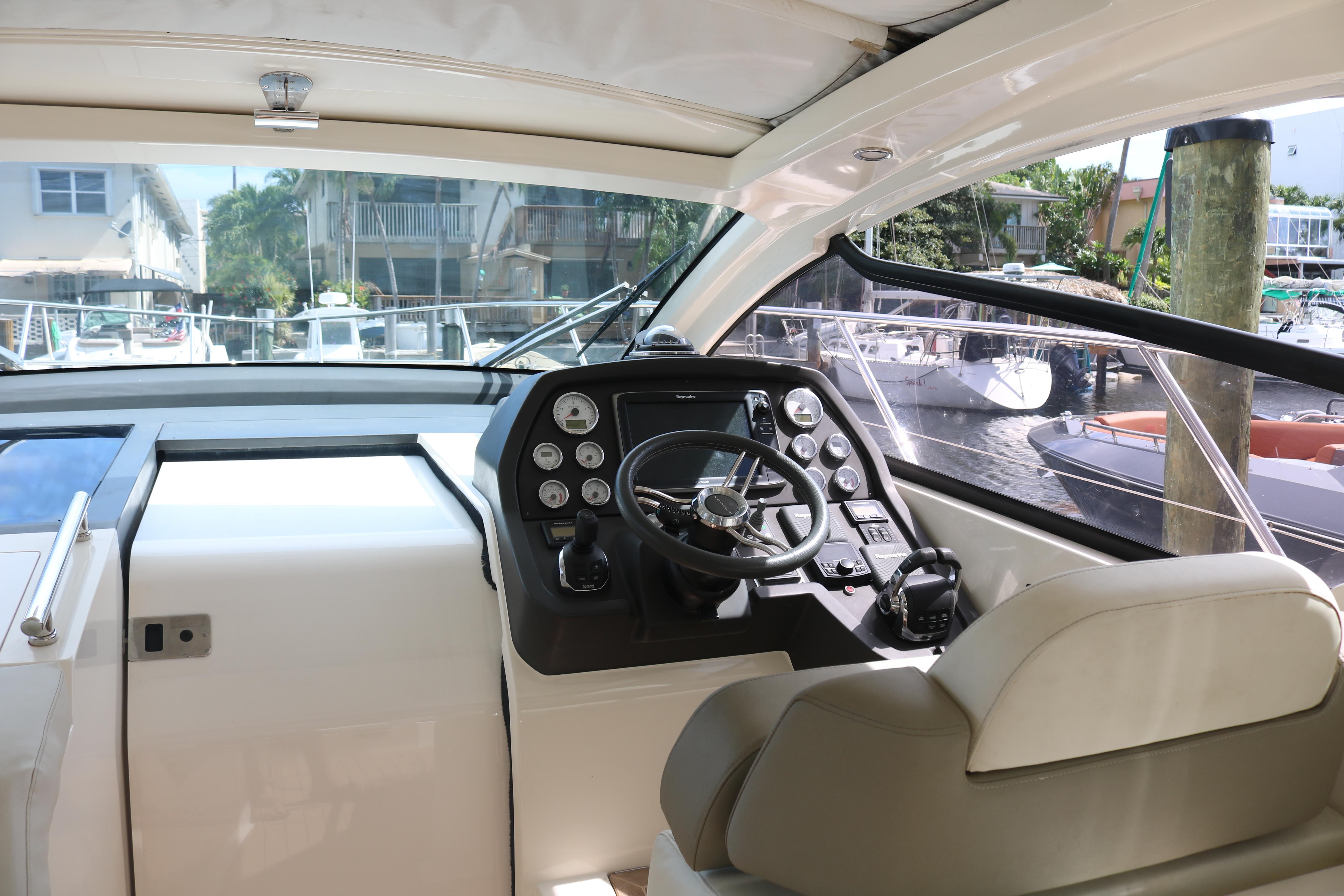 Azimut 38 - Exterior foward seating and helm station on water