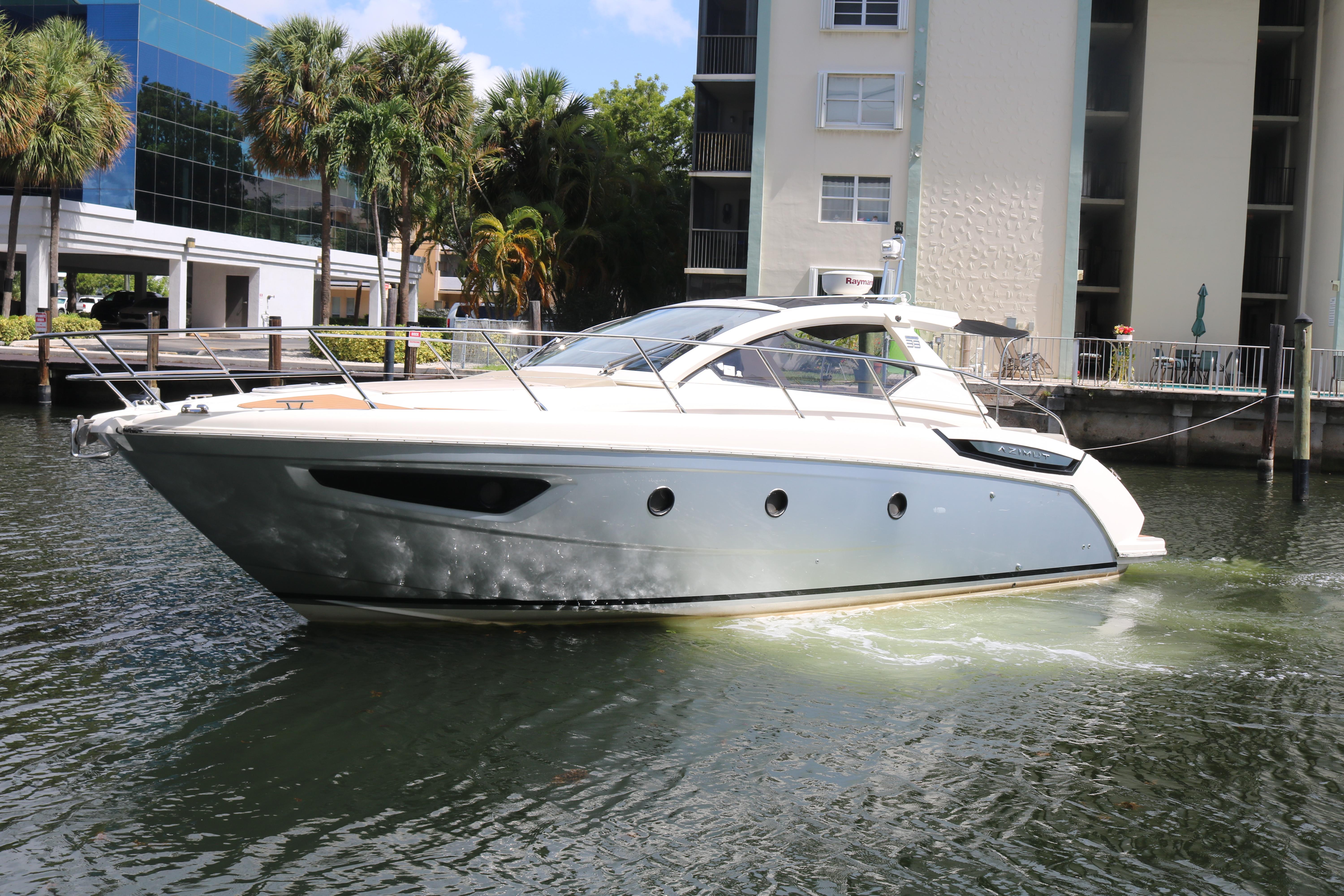 Azimut 38 - Exterior port profile on water