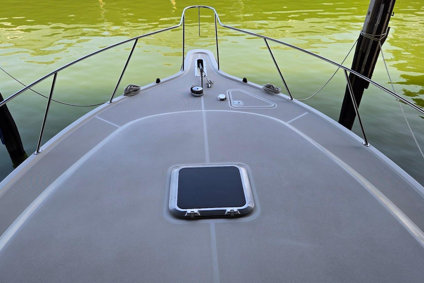 M 10398 BW Knot 10 Yacht Sales