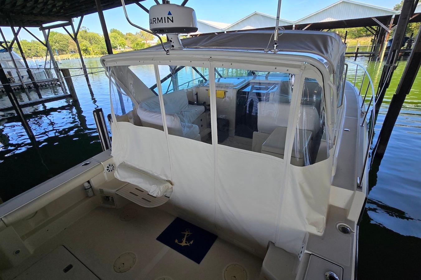 M 10398 BW Knot 10 Yacht Sales