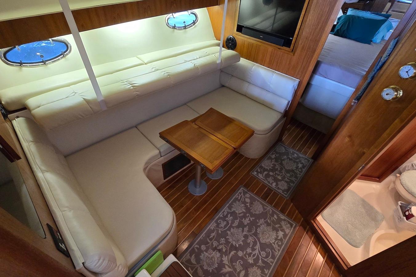M 10398 BW Knot 10 Yacht Sales
