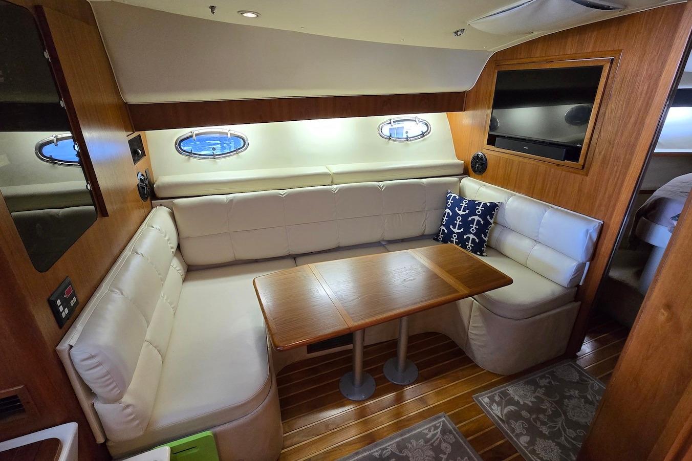 M 10398 BW Knot 10 Yacht Sales