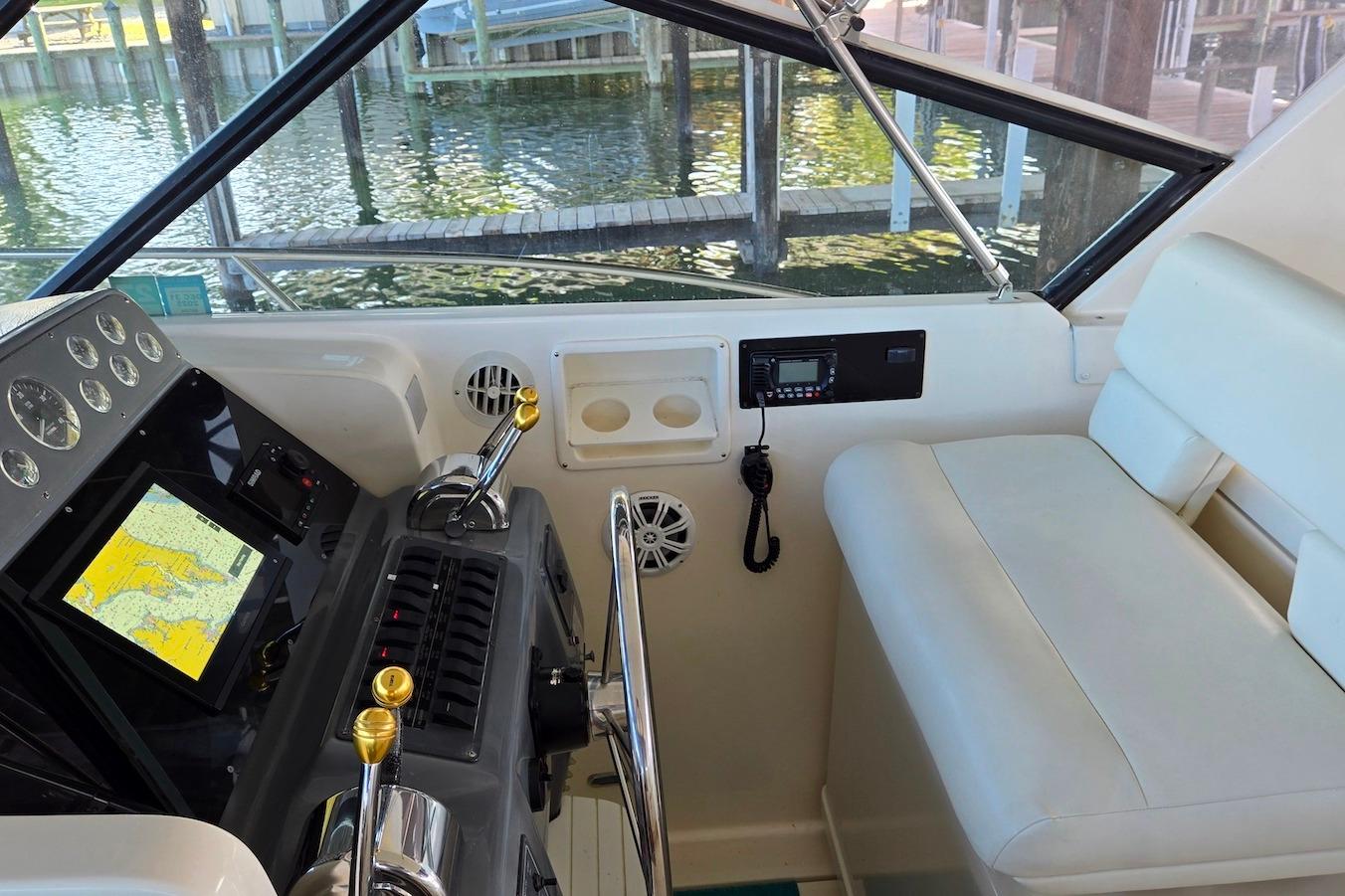 M 10398 BW Knot 10 Yacht Sales