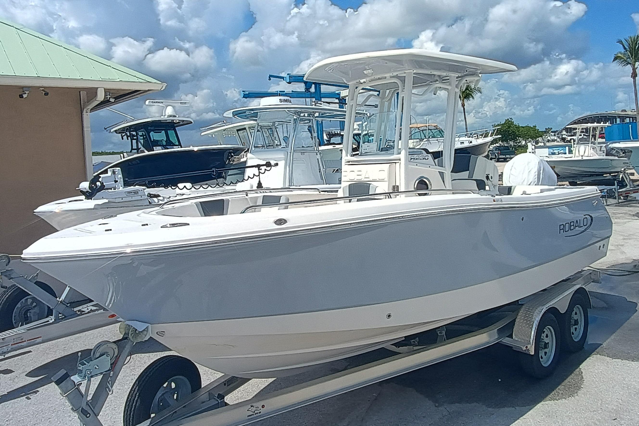 2025 23 Robalo R230 Center Console