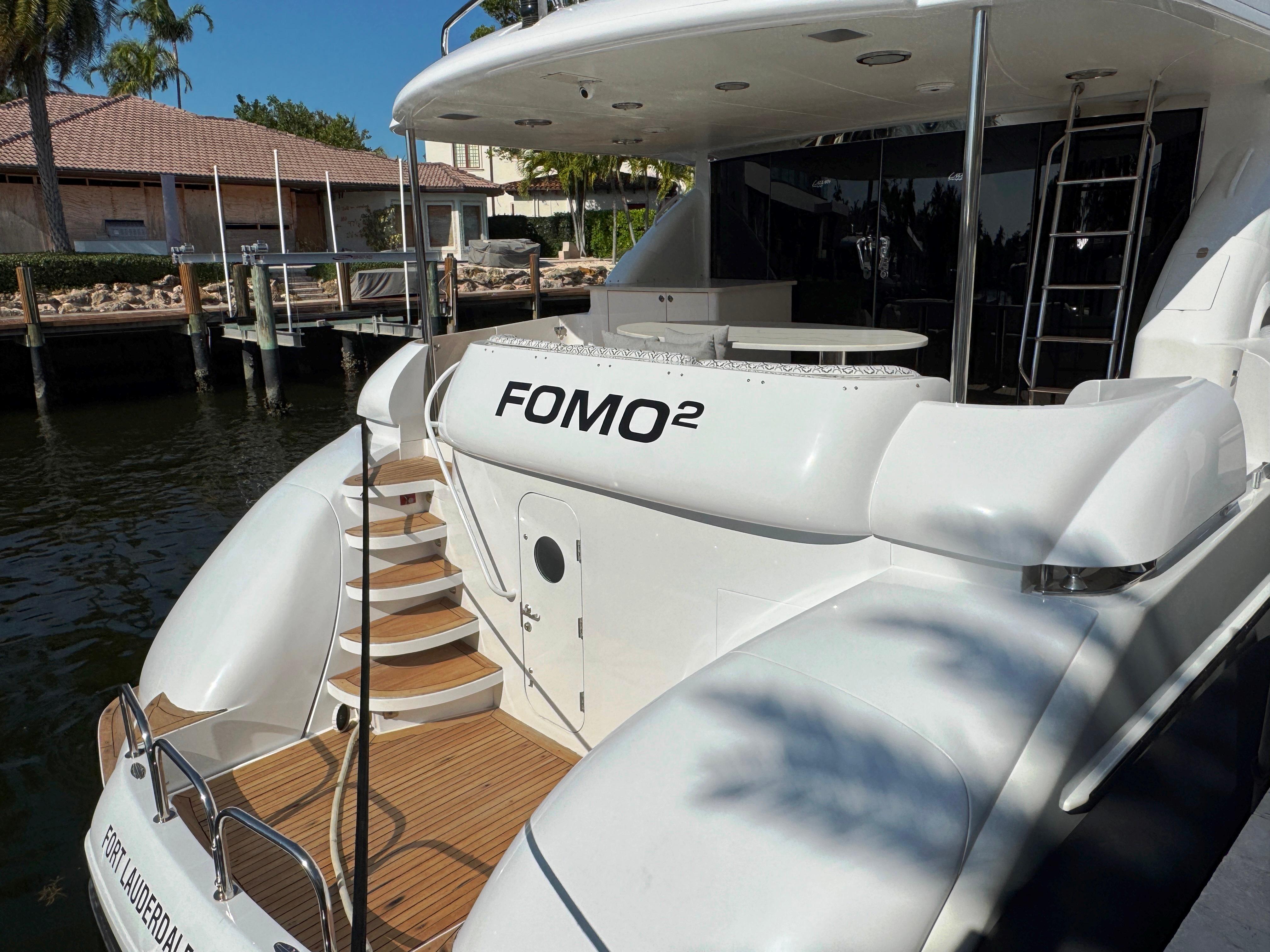 Lazzara-80 Skylounge 2002-Fomo2 FL-US-Luxury 2002 Lazzara 80 Skylounge yacht docked, featuring elegant design and spacious deck.-9749638 | Thumbnail